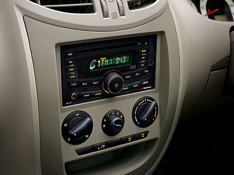 Mahindra-Genio-2013-DC Interior