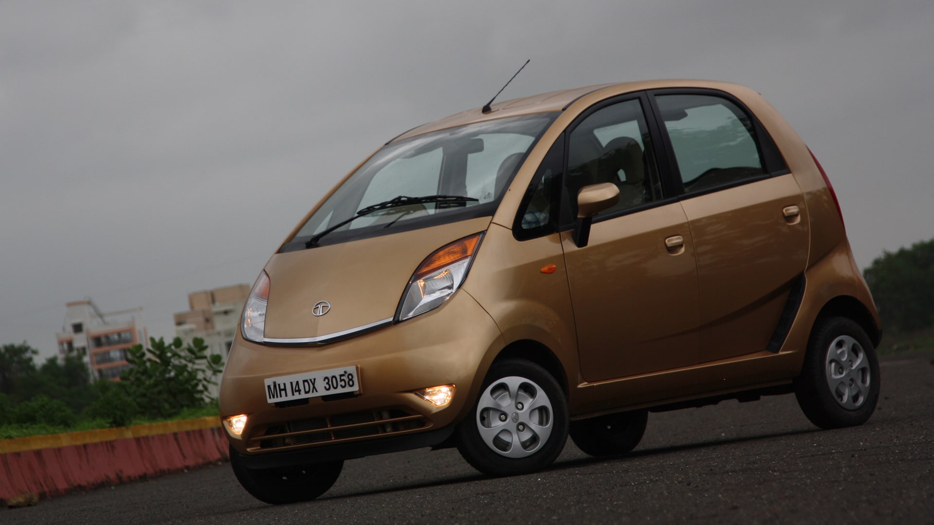 Tata-Nano-2014-XT Exterior