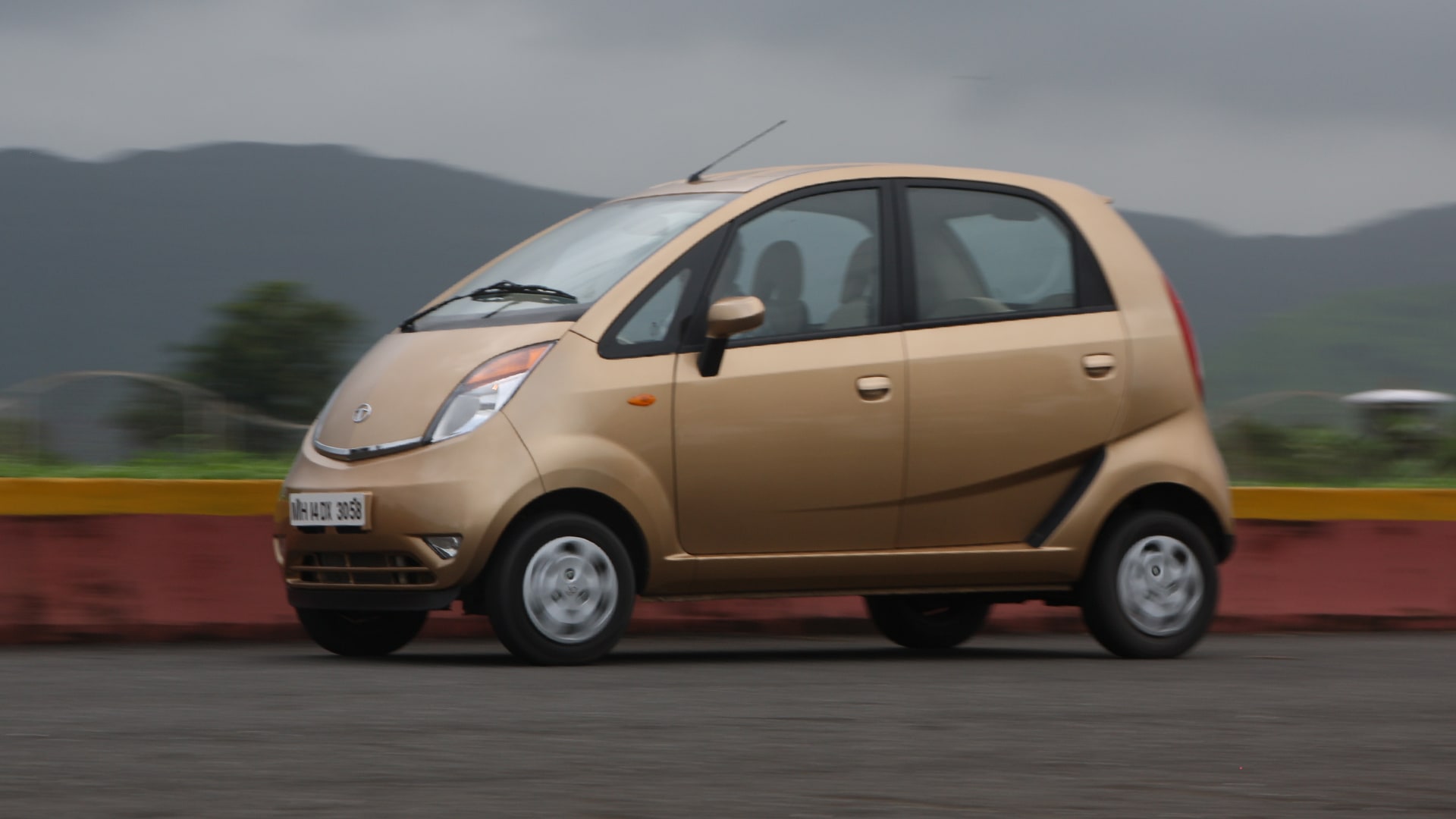 Tata-Nano-2014-XT Exterior