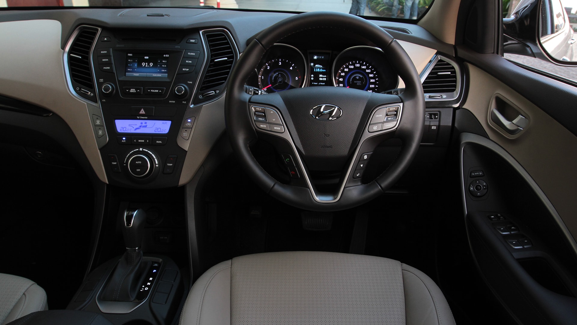 Hyundai Santa Fe 2014 2WD A/T Interior