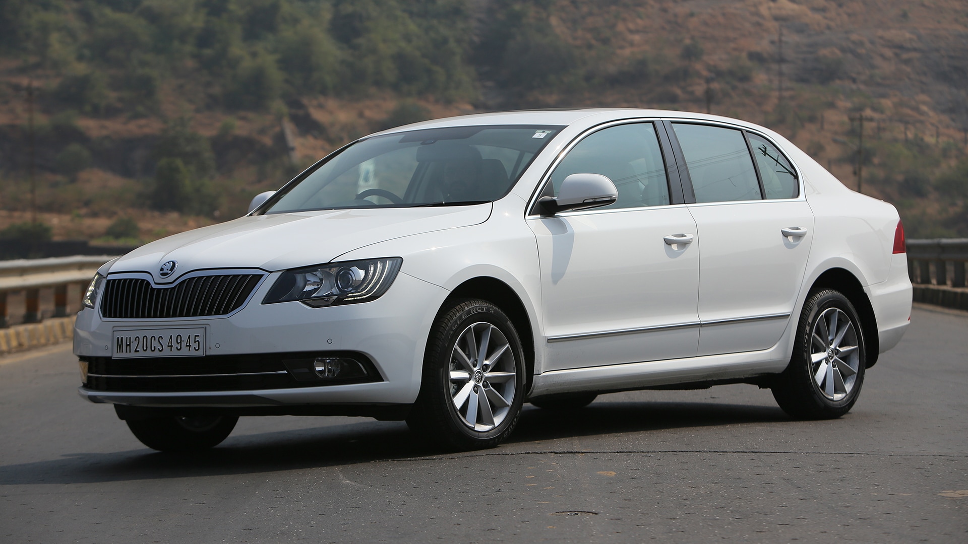 Skoda-Superb-2014-1-8-TSI-(AT)-Elegance-Compare