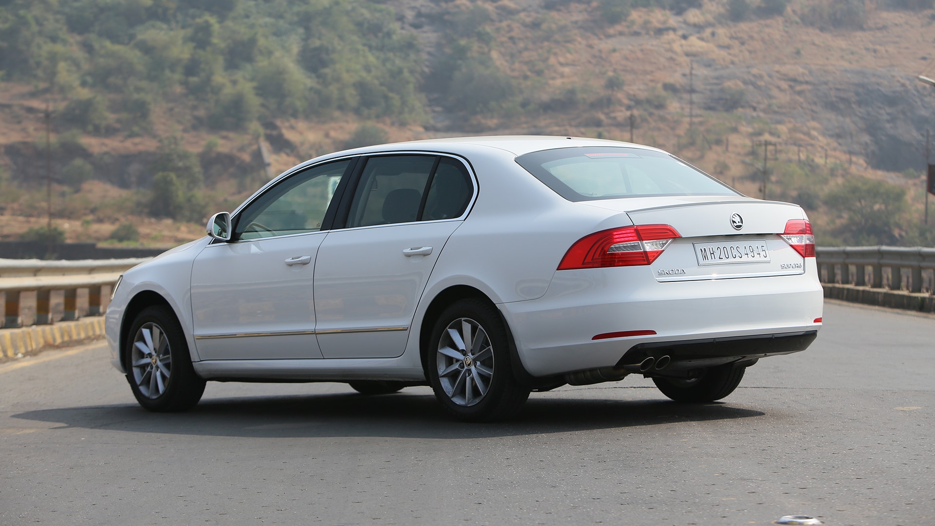 Skoda-Superb-2014-1-8-TSI-(AT)-Elegance-Compare