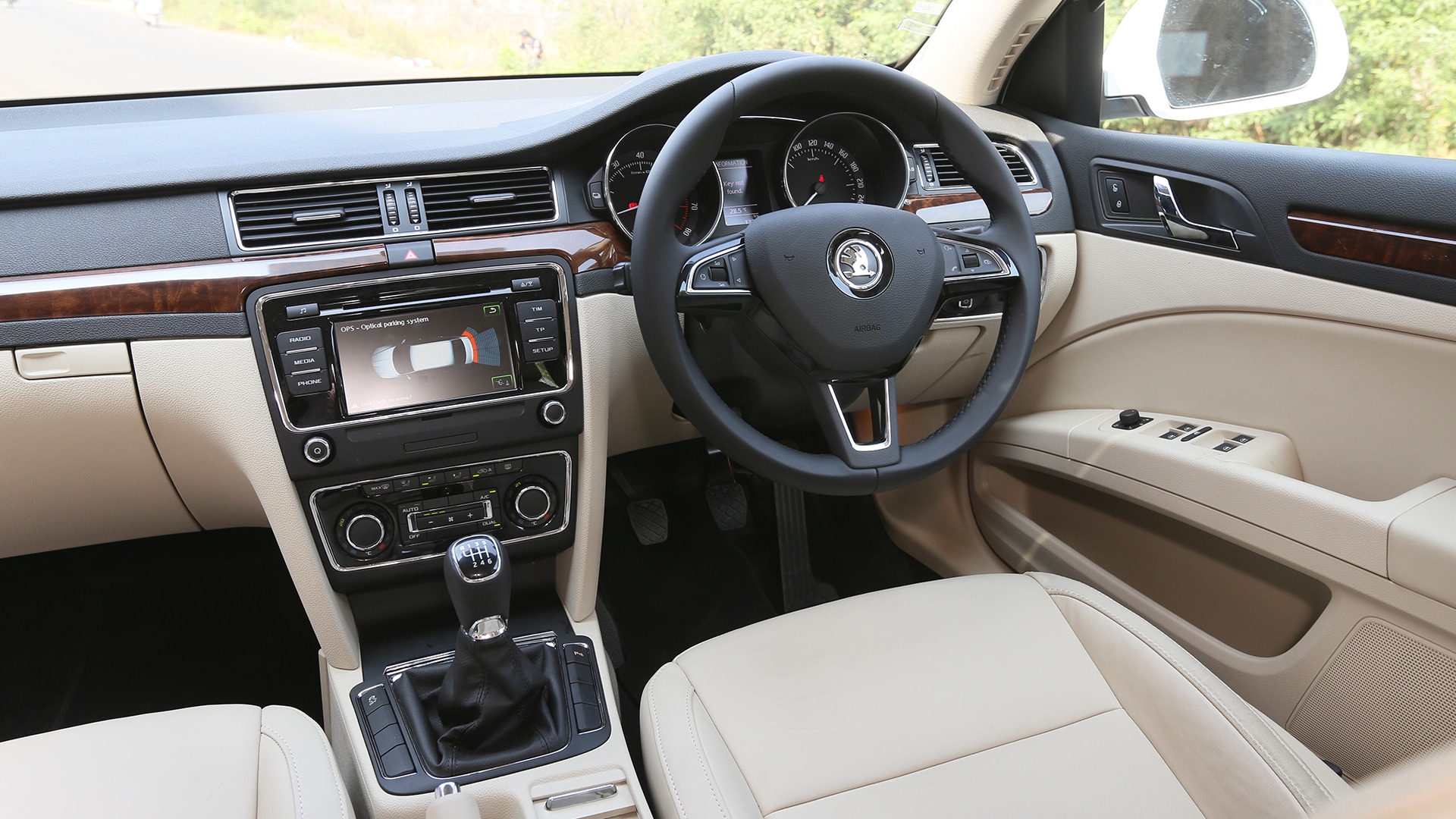 Skoda-Superb-2014-1-8-TSI-(AT)-Elegance-Compare
