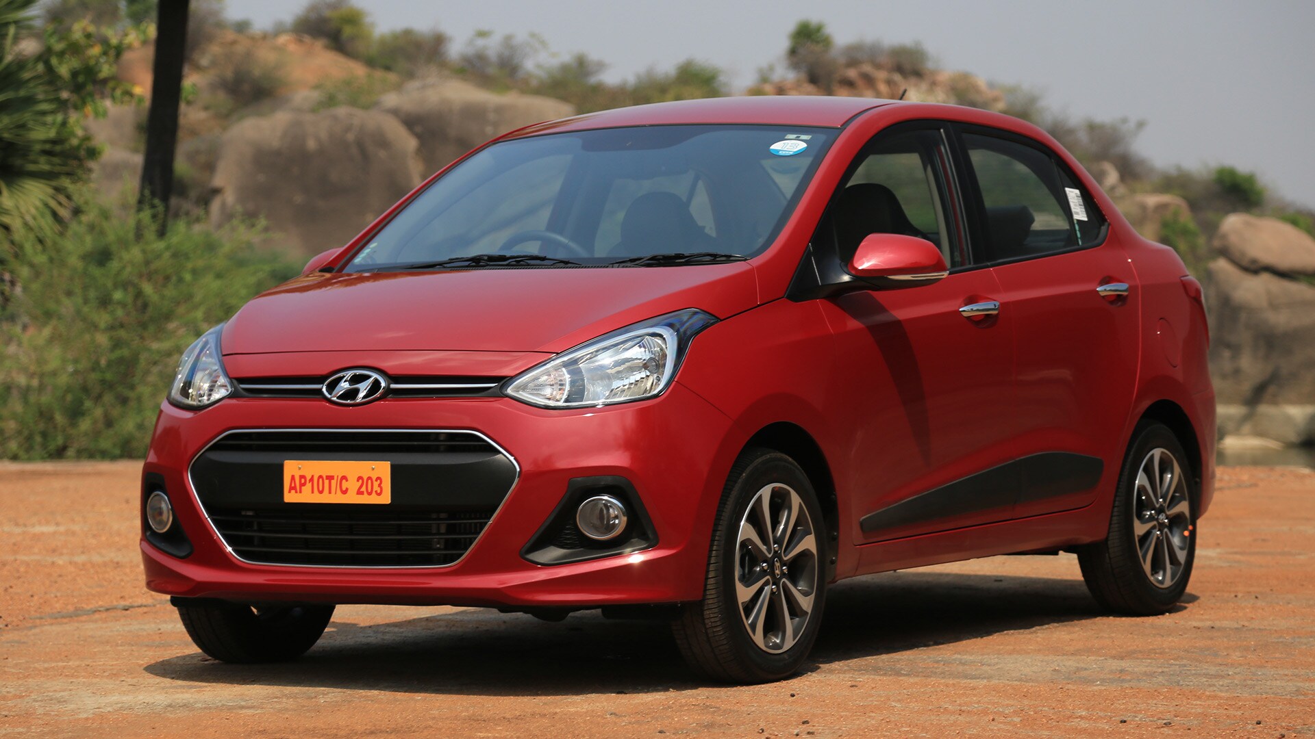Hyundai Xcent 2014 Base Diesel Compare