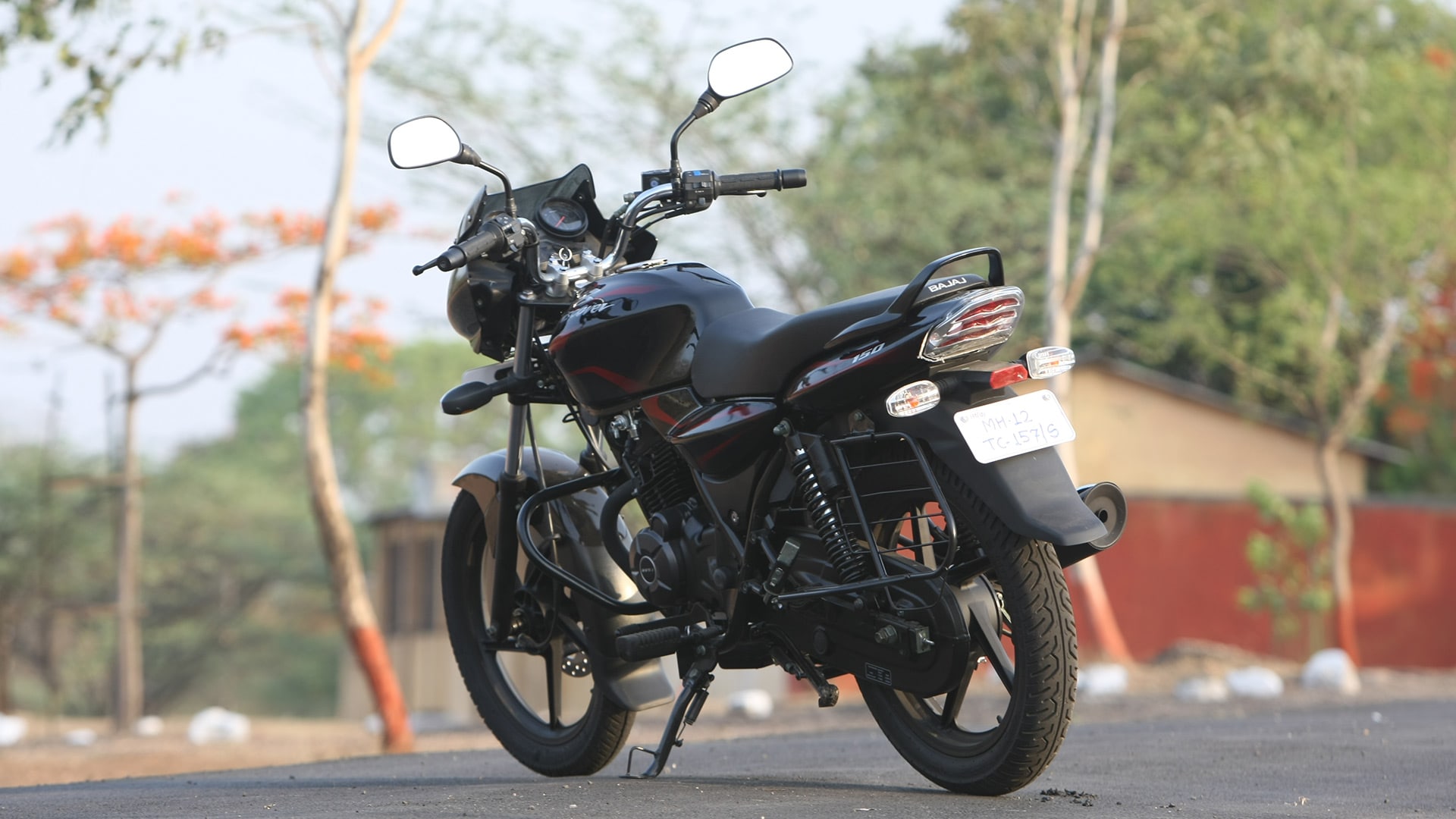 Bajaj Discover 150 DTS-Si 2013 STD Compare