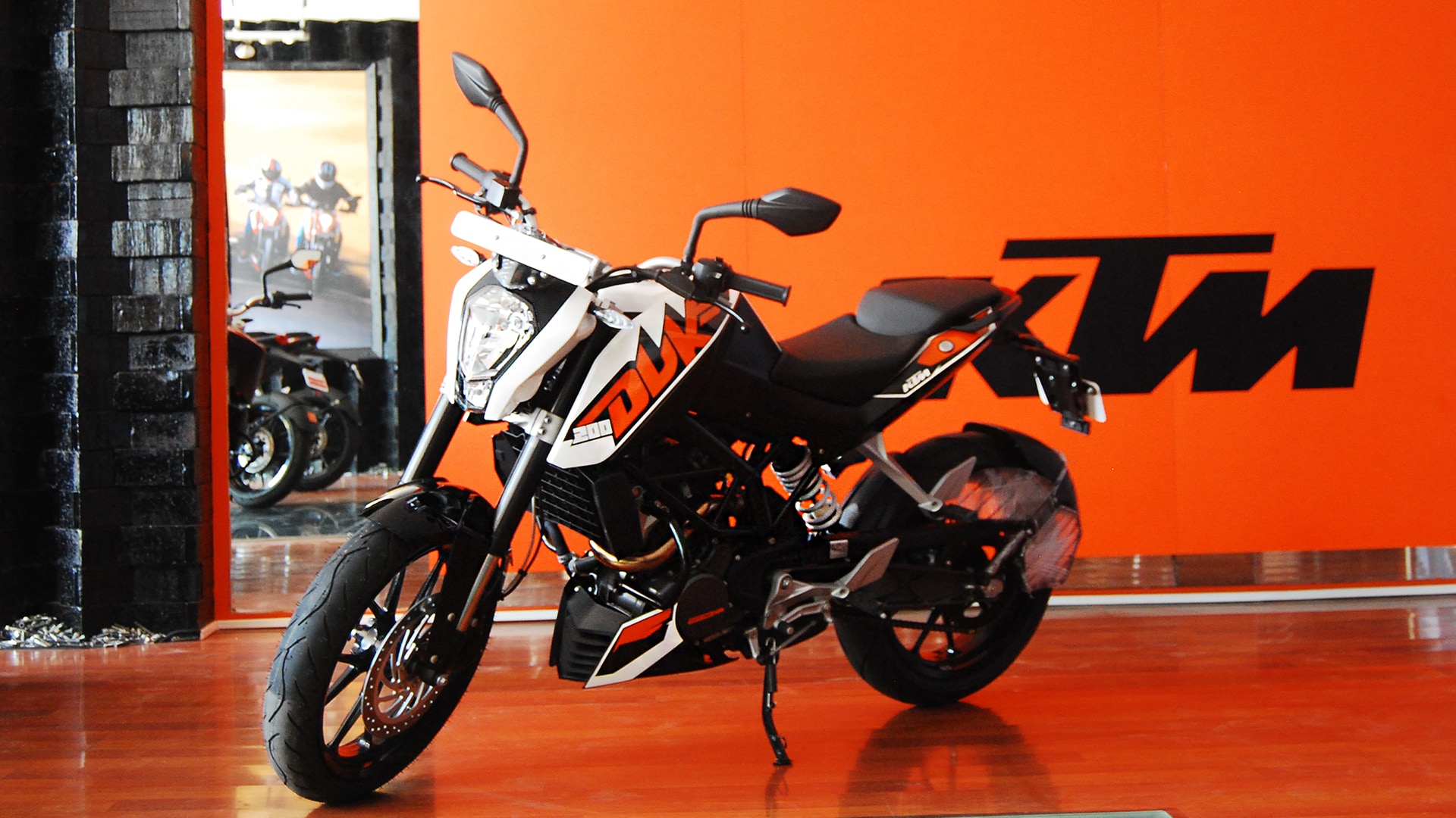 KTM 200 Duke 2013 STD Compare