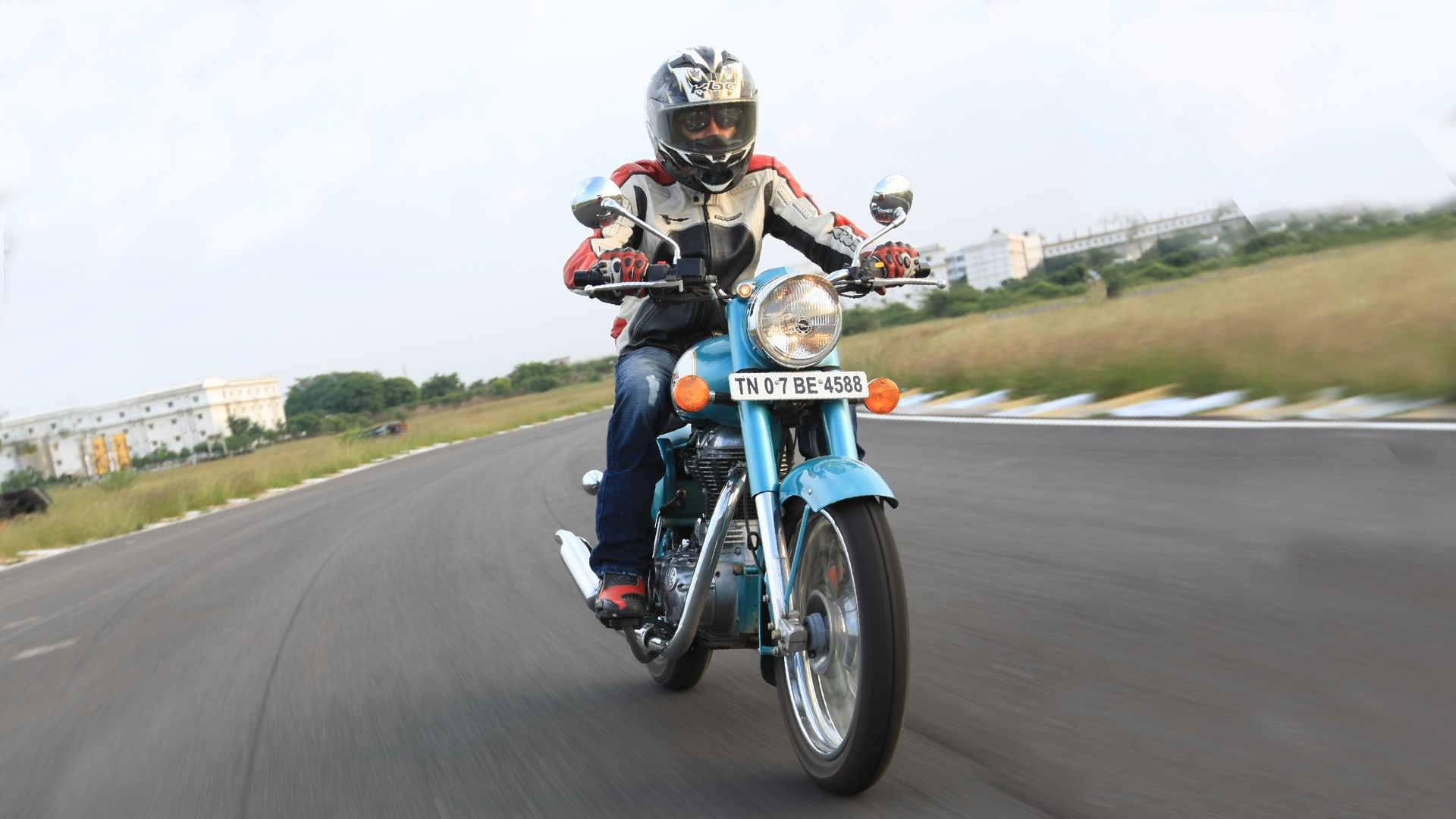 Royal Enfield Classic 500 2013 STD Compare