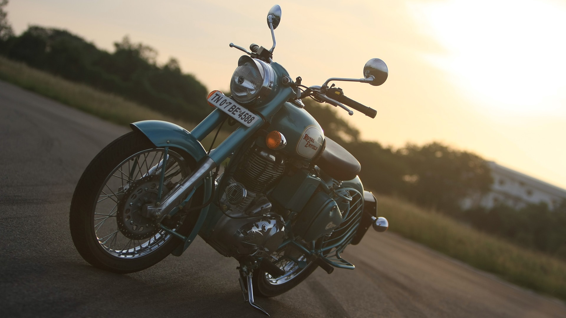 Royal Enfield Classic 500 2013 STD Compare