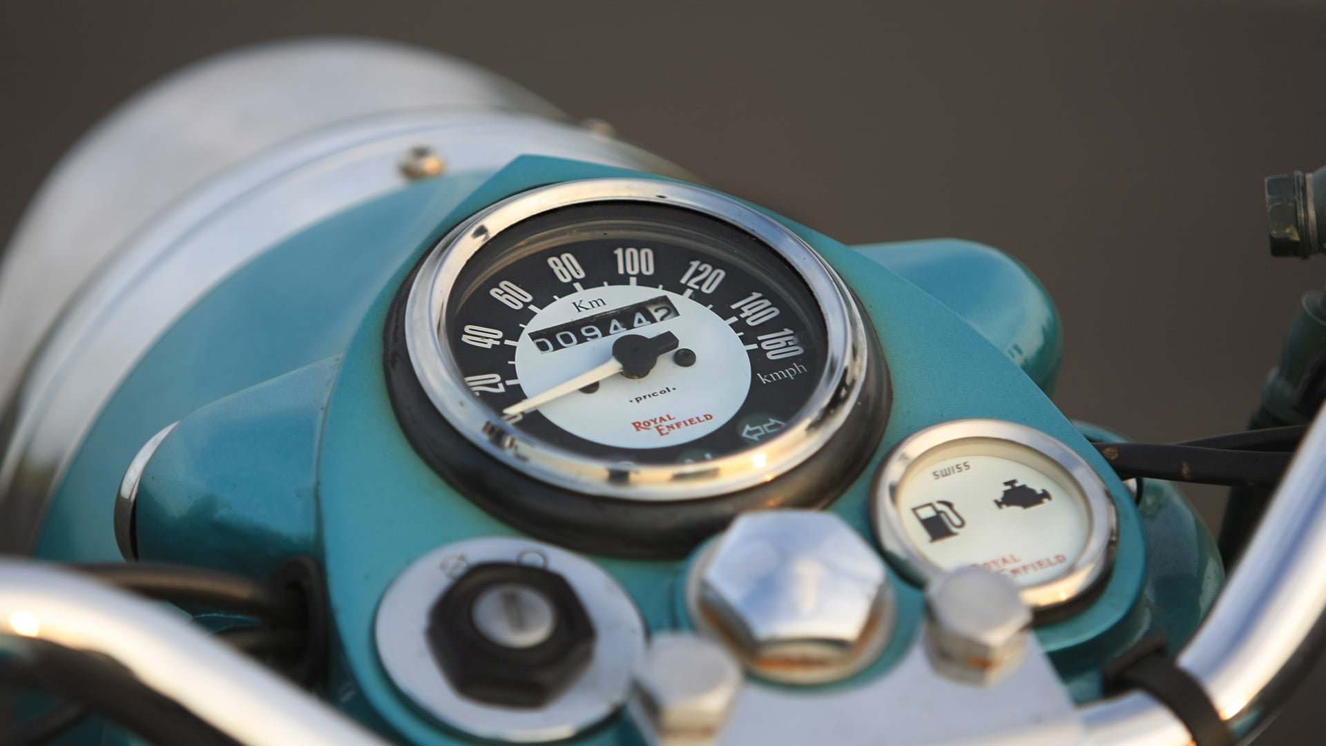 Royal Enfield Classic 500 2013 STD Compare