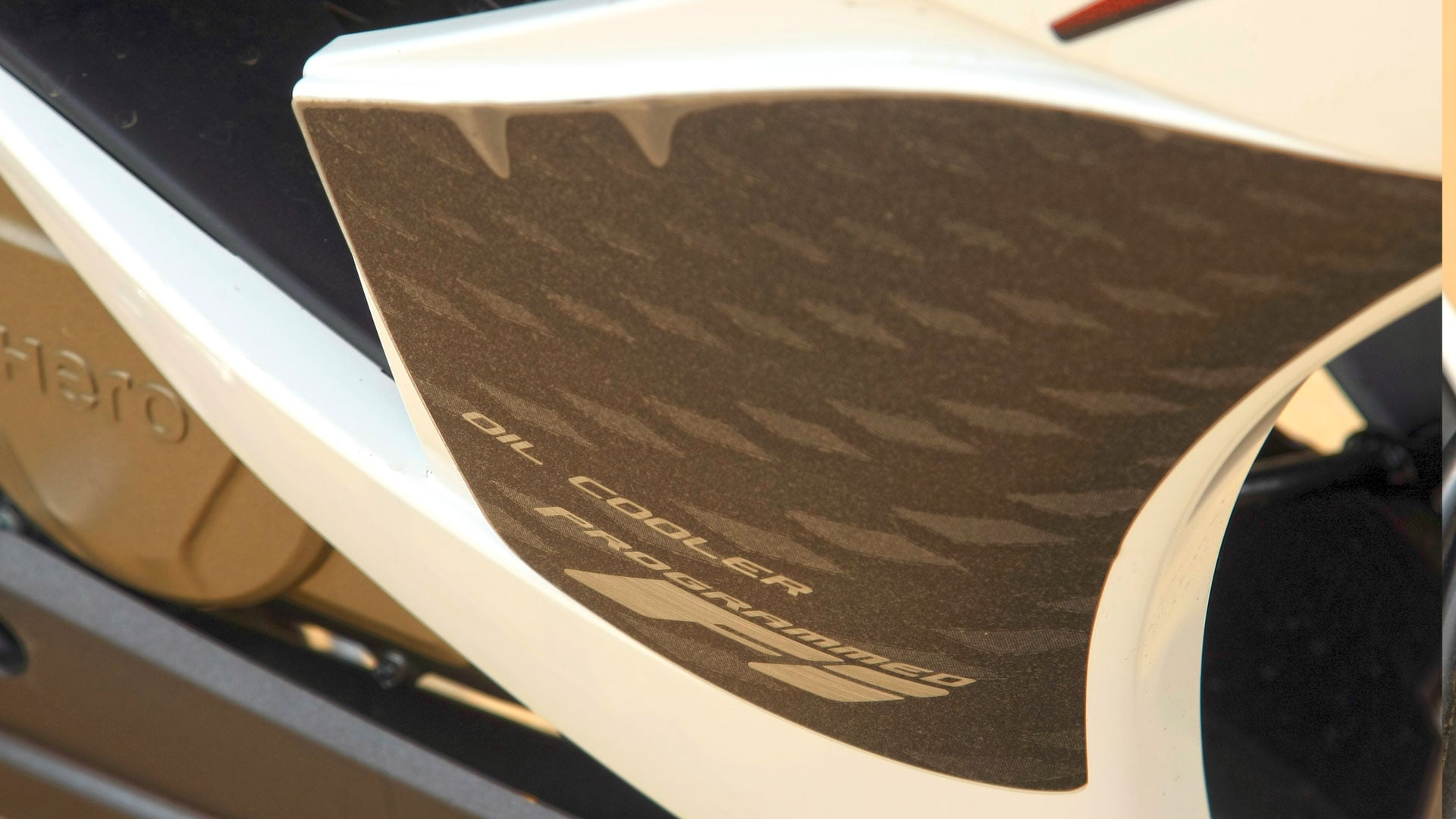 Hero Karizma ZMR 2014 Exterior