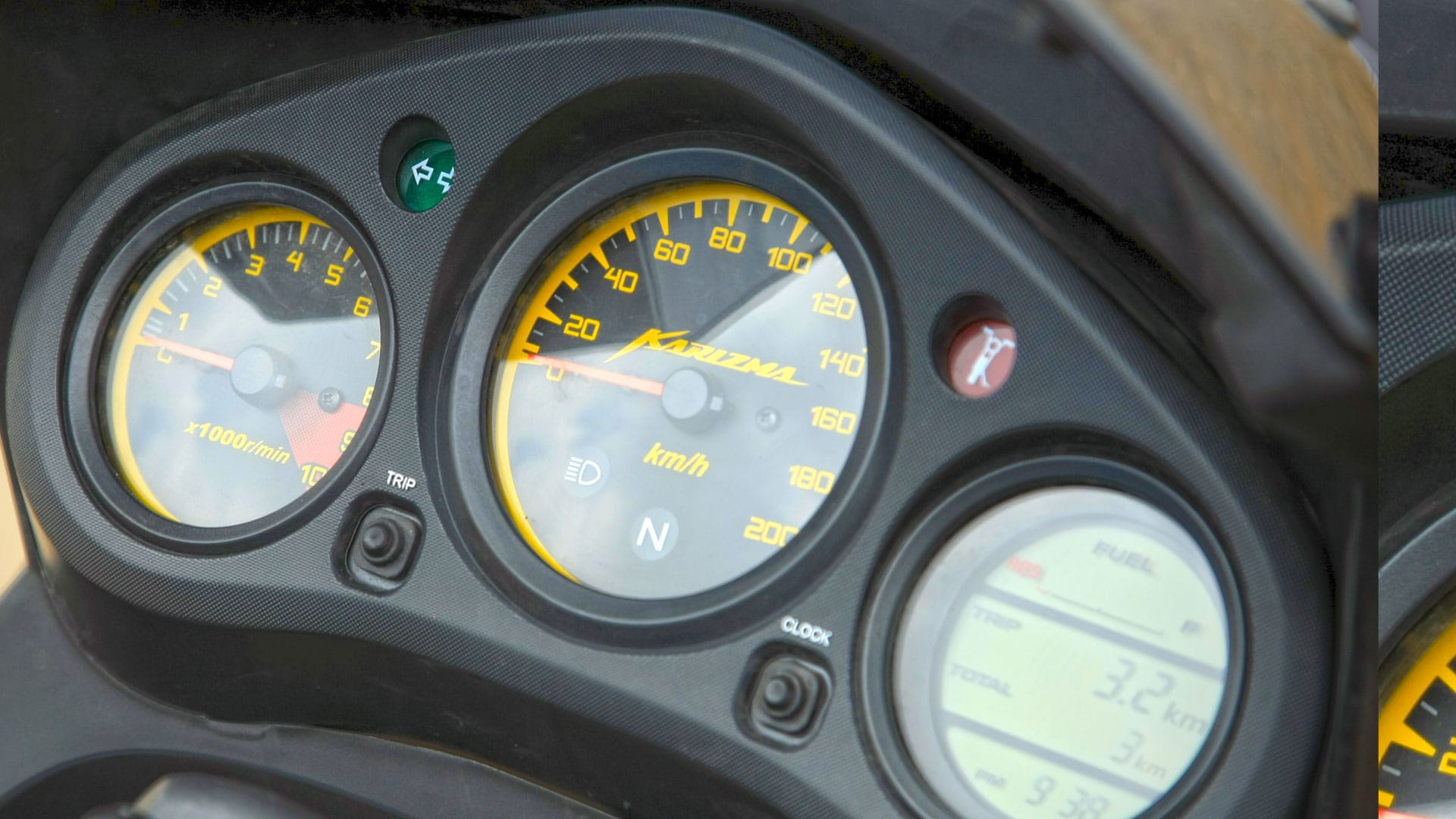 Hero Karizma R 2014 Compare