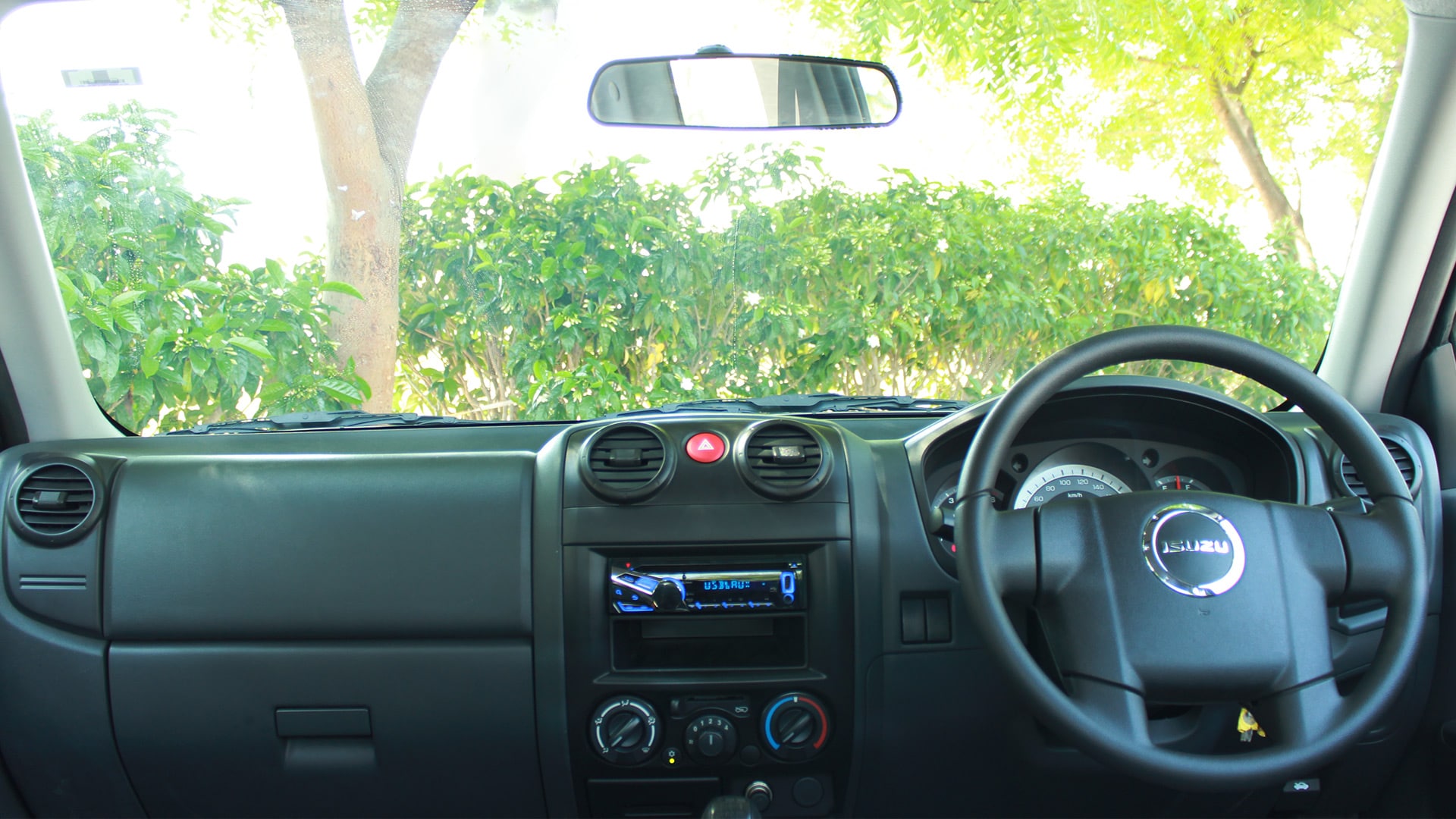Isuzu-Dmax-2014 Interior