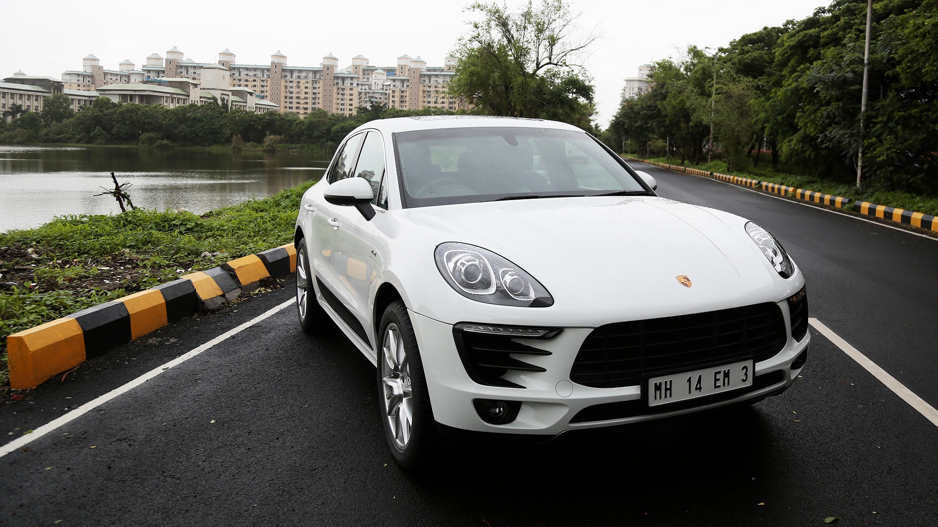 Porsche-Macan-2014-S Diesel Exterior