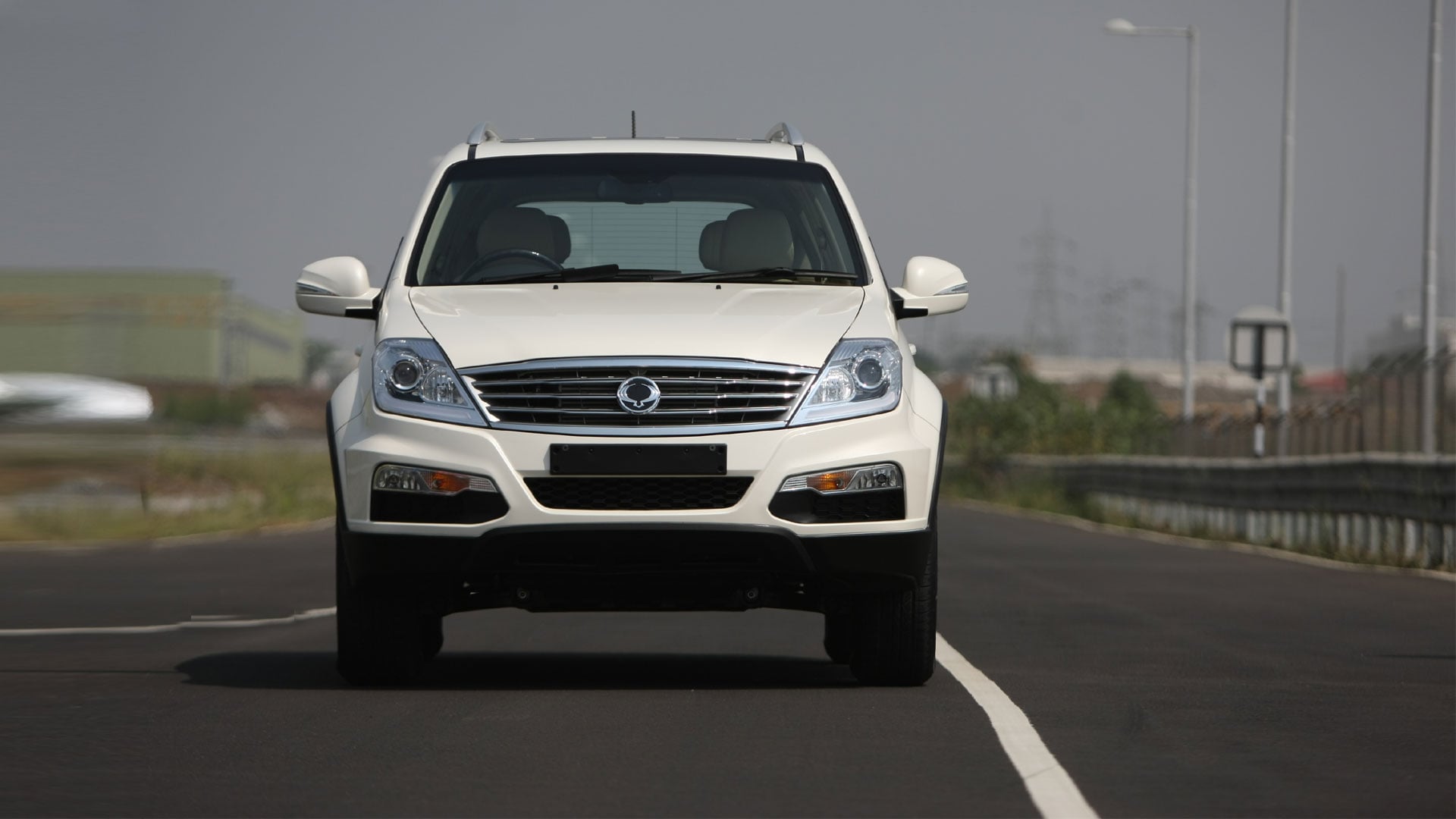 Mahindra-Ssangyong-Rexton-2013-RX7-Compare