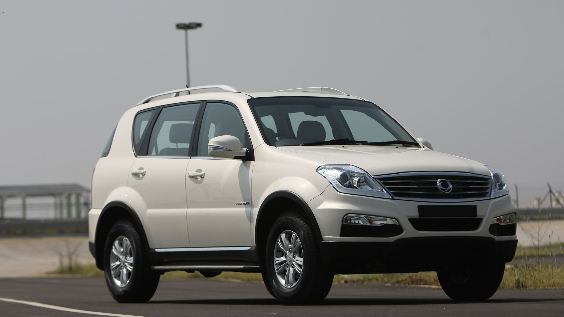 Mahindra-Ssangyong-Rexton-2013-RX7-Compare