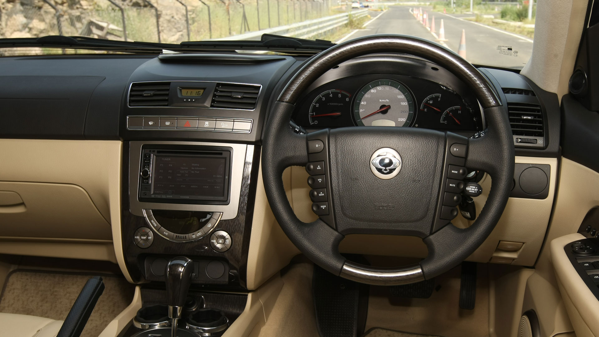 Mahindra-Ssangyong-Rexton-2013-RX7-Compare