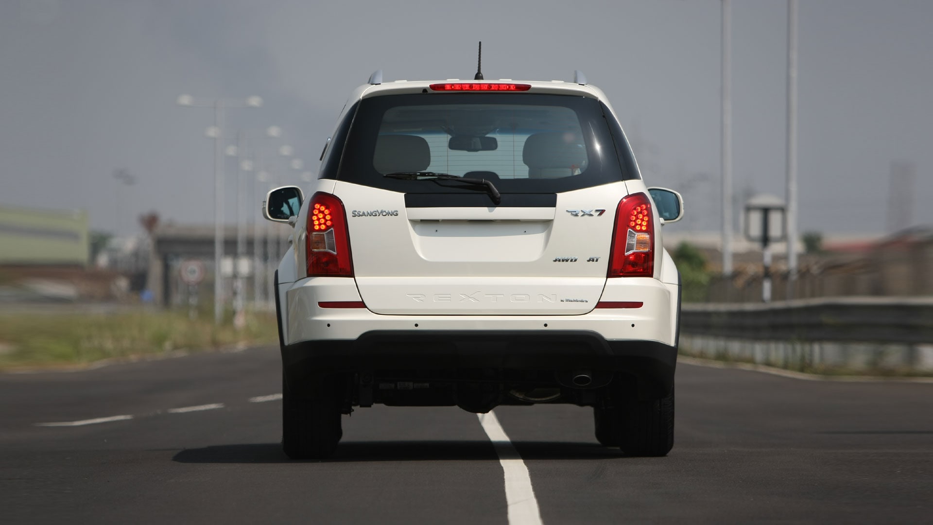 Mahindra-Ssangyong-Rexton-2013-RX7-Exterior