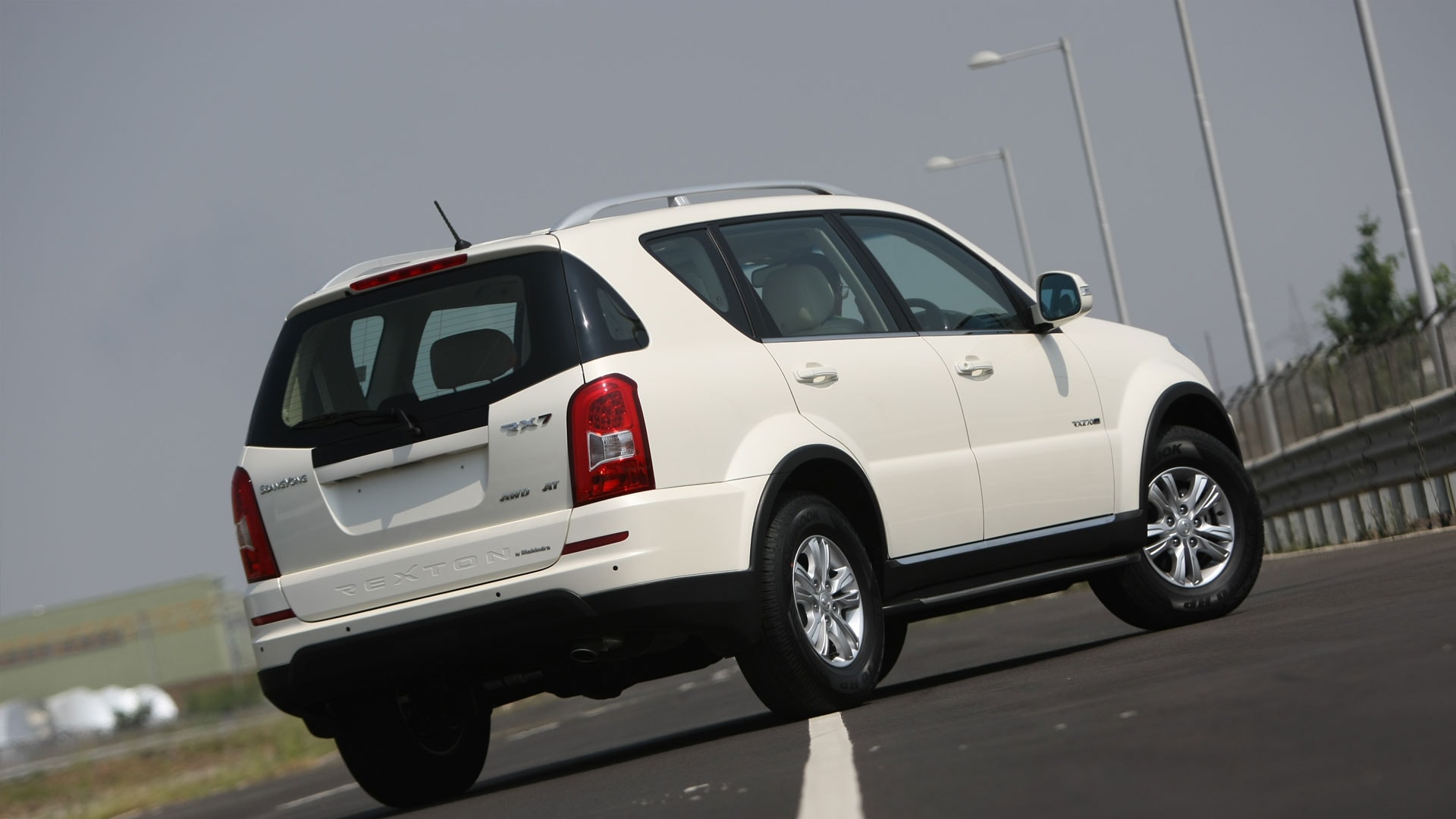 Mahindra-Ssangyong-Rexton-2013-RX7-Exterior