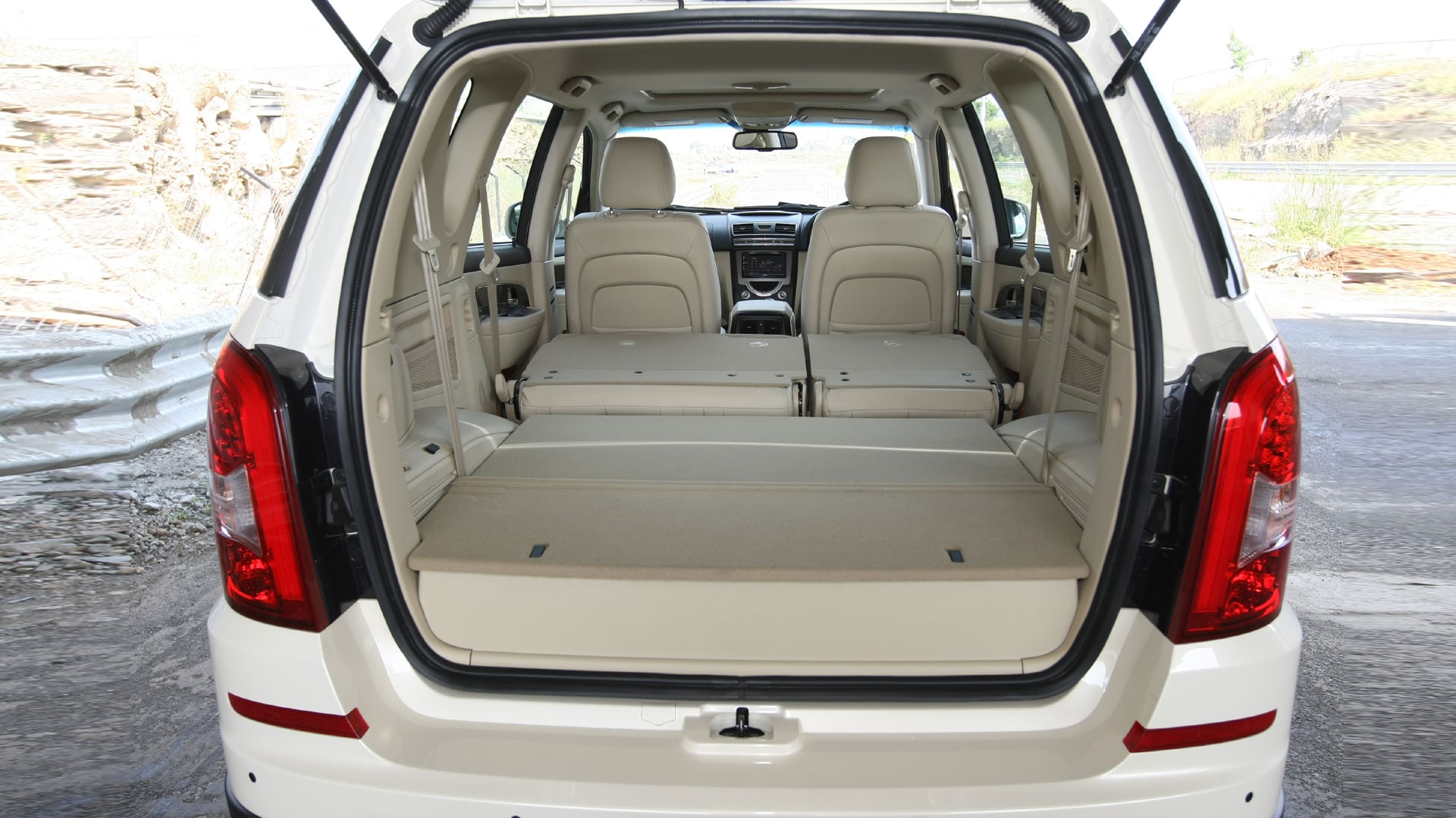 Mahindra-Ssangyong-Rexton-2013-RX7-Exterior