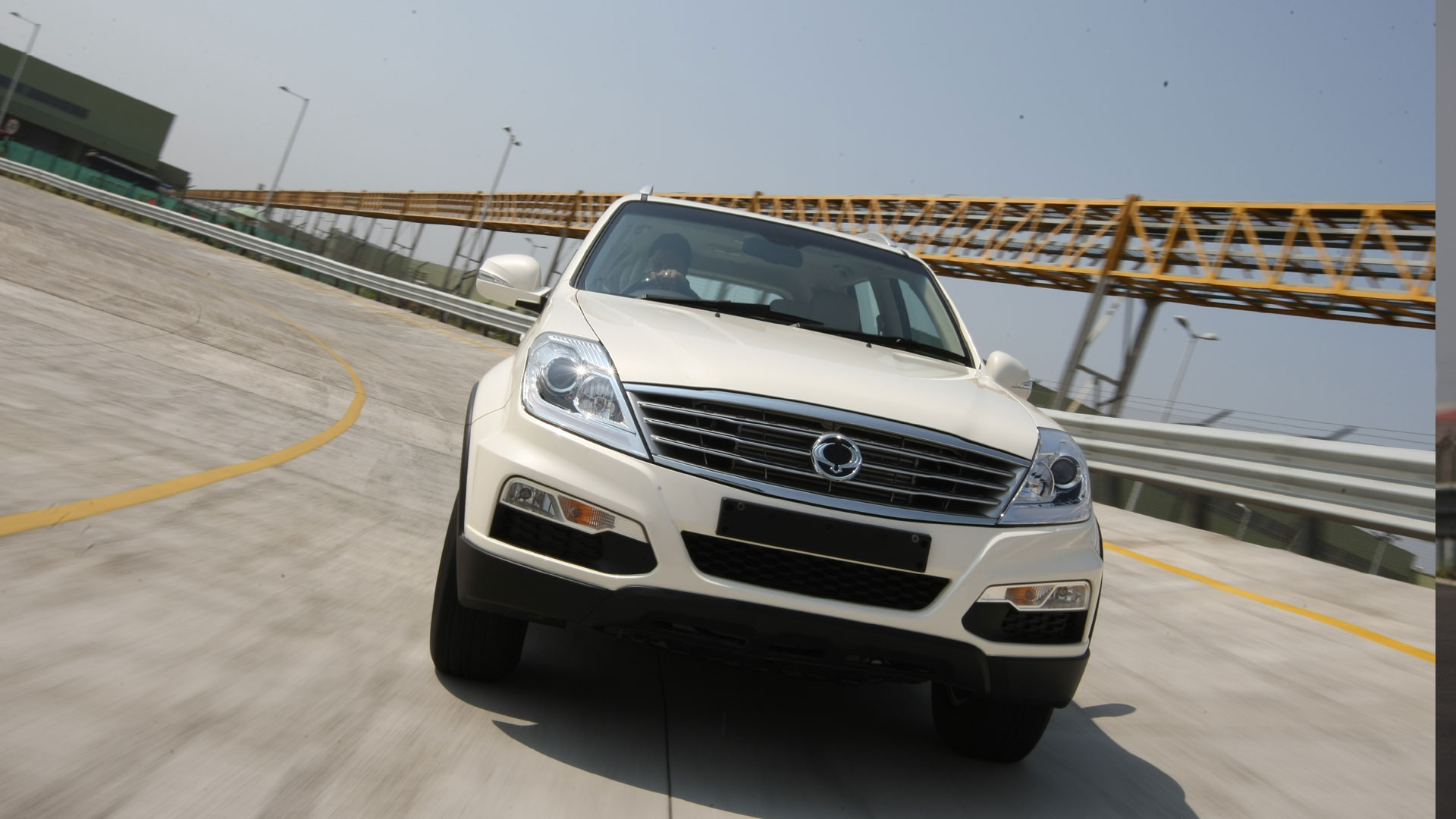 Mahindra-Ssangyong-Rexton-2013-RX7-Exterior