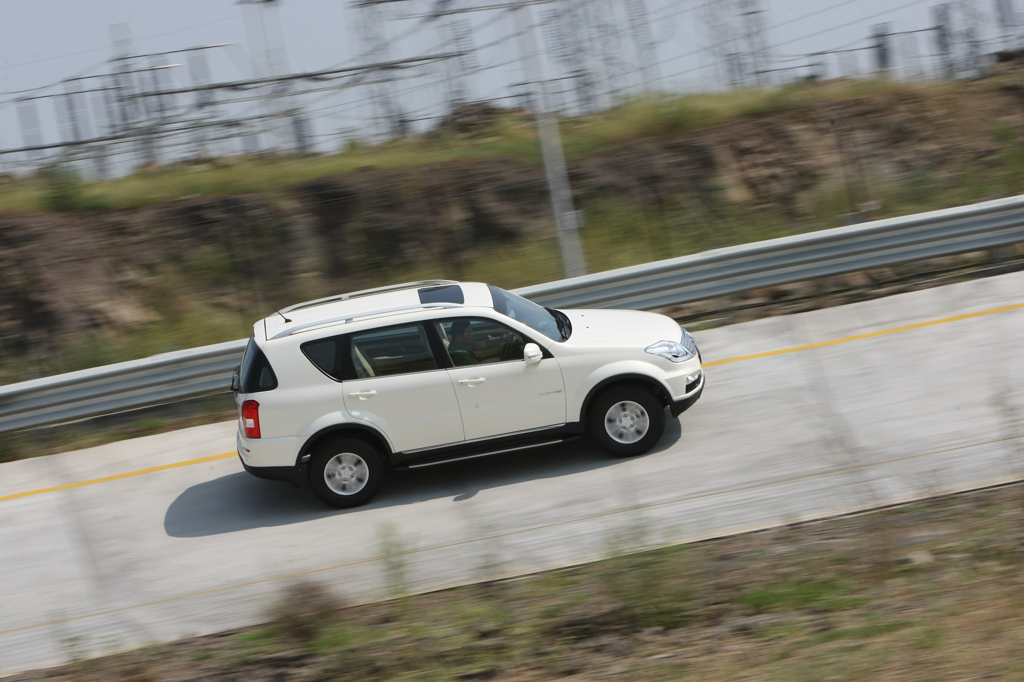 Mahindra-Ssangyong-Rexton-2013-RX7-Exterior