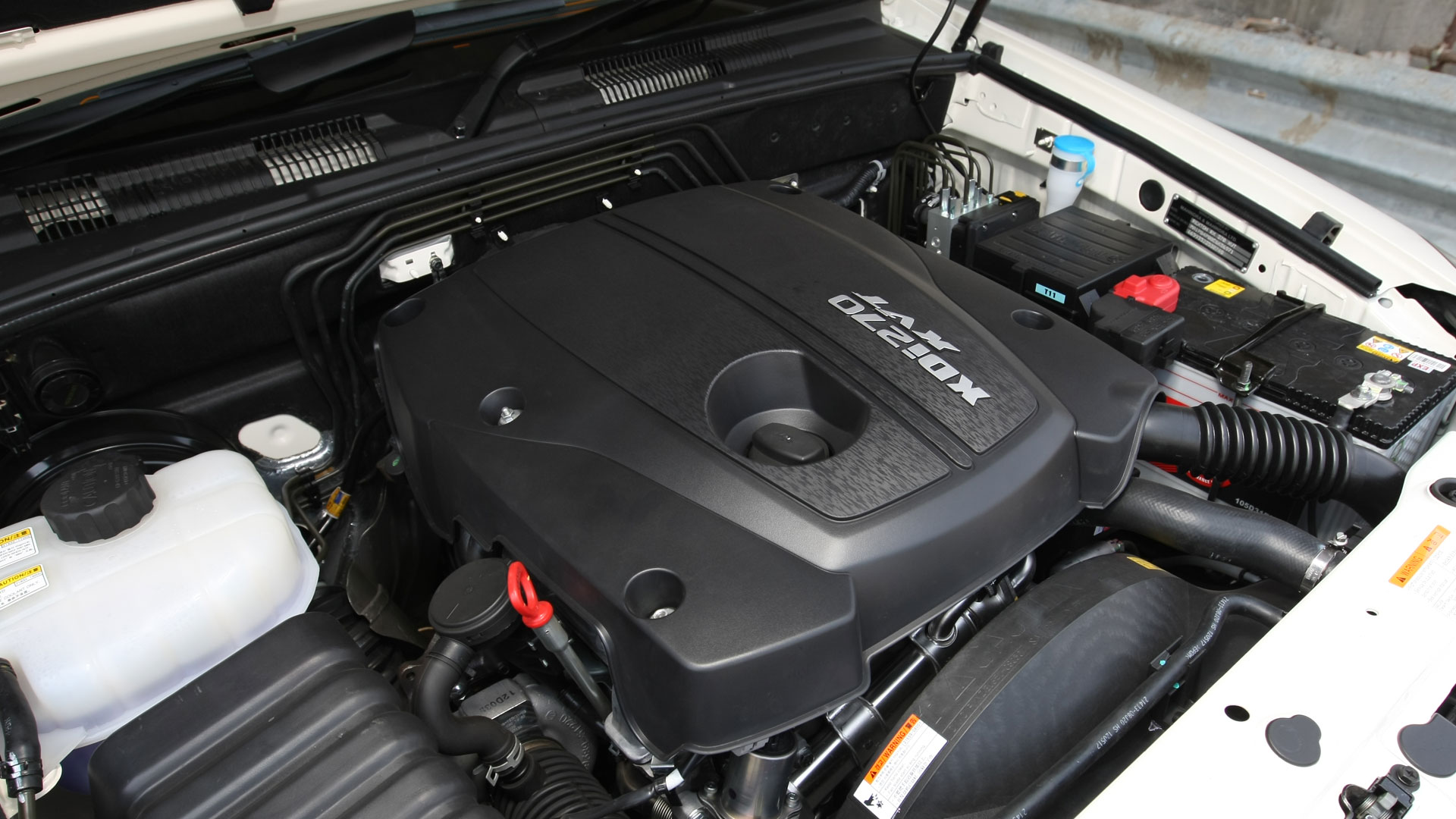 Mahindra-Ssangyong-Rexton-2013-RX7-Exterior