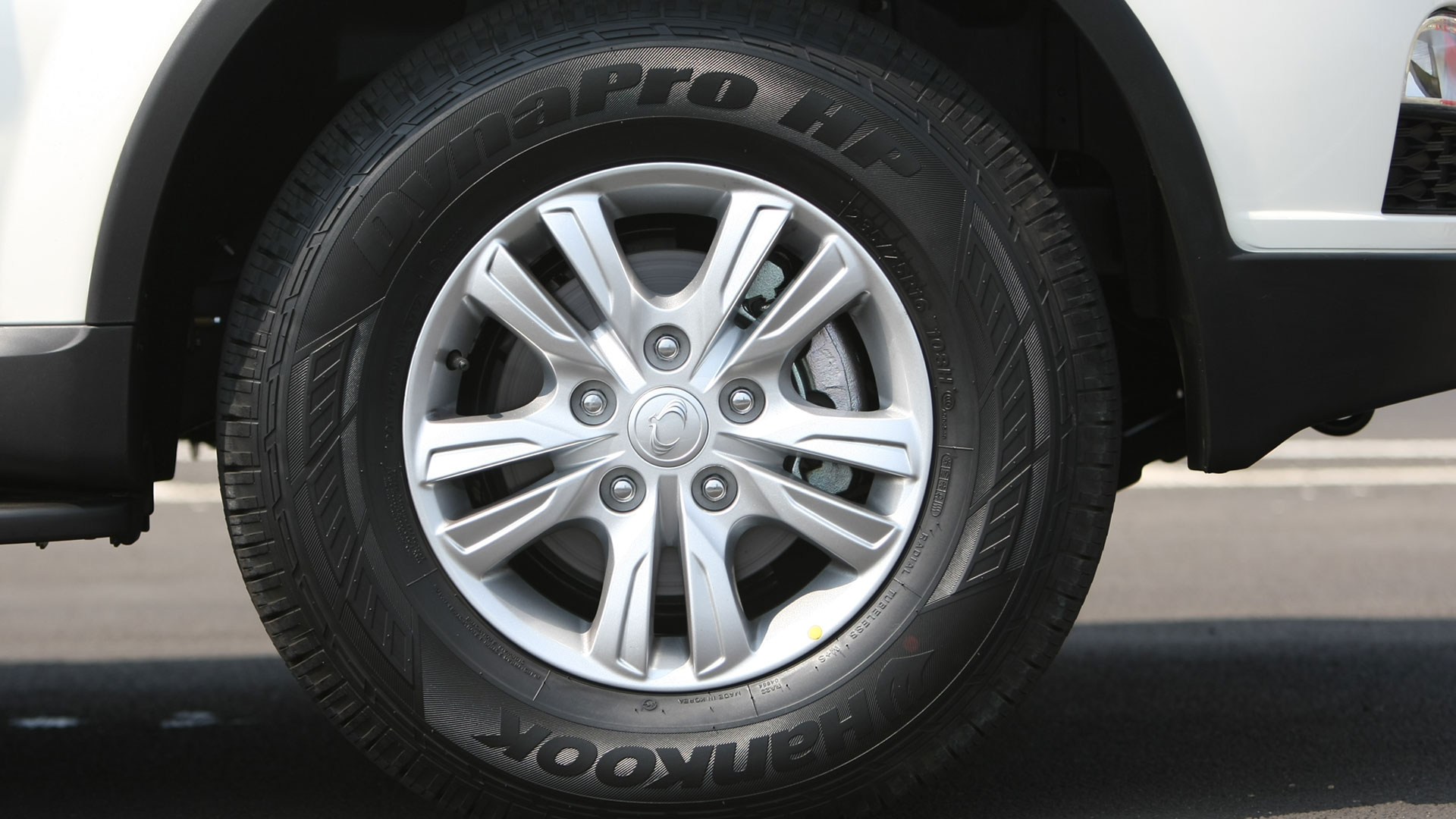 Mahindra-Ssangyong-Rexton-2013-RX7-Exterior