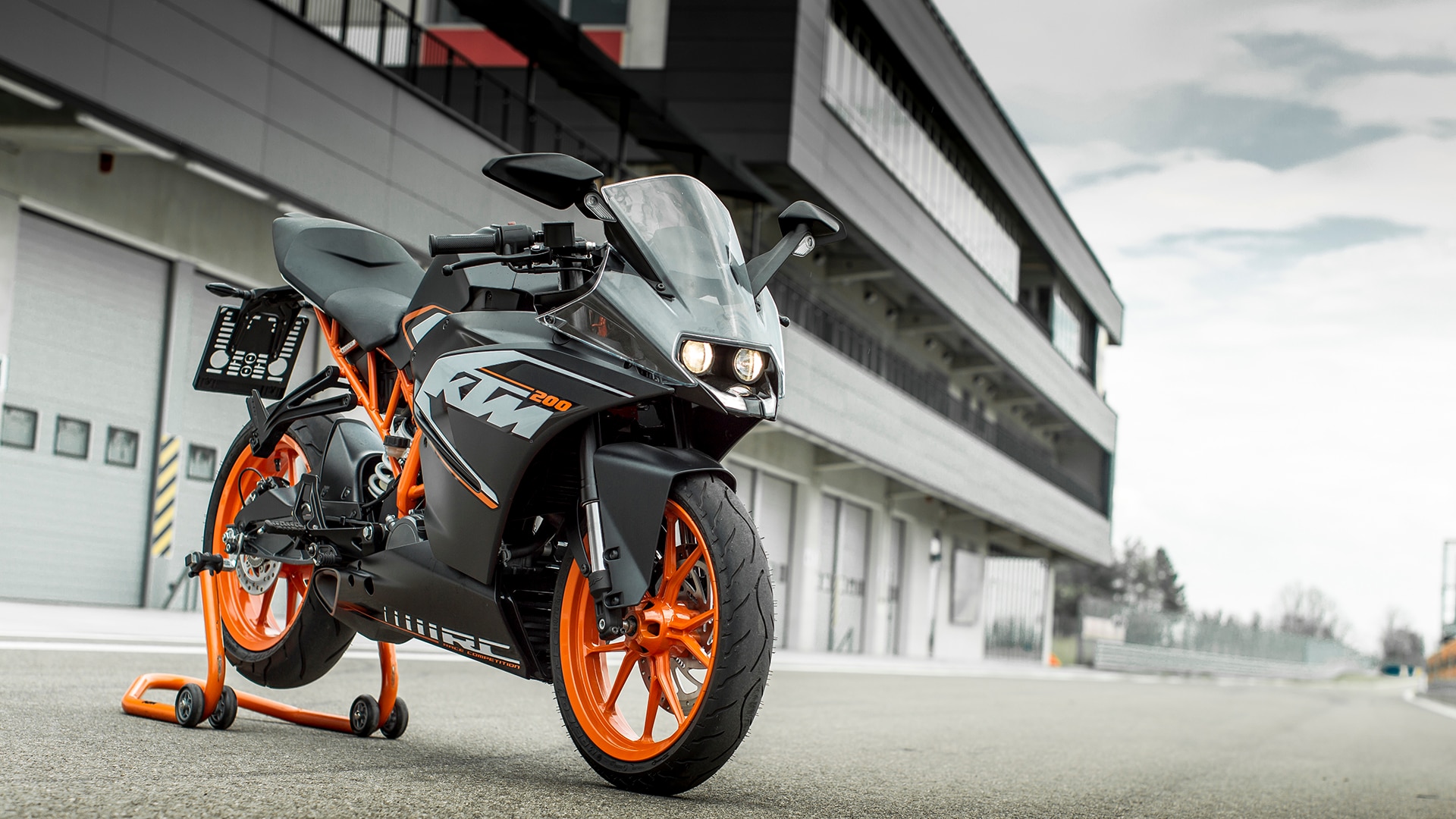KTM 200 Duke 2013 STD Compare