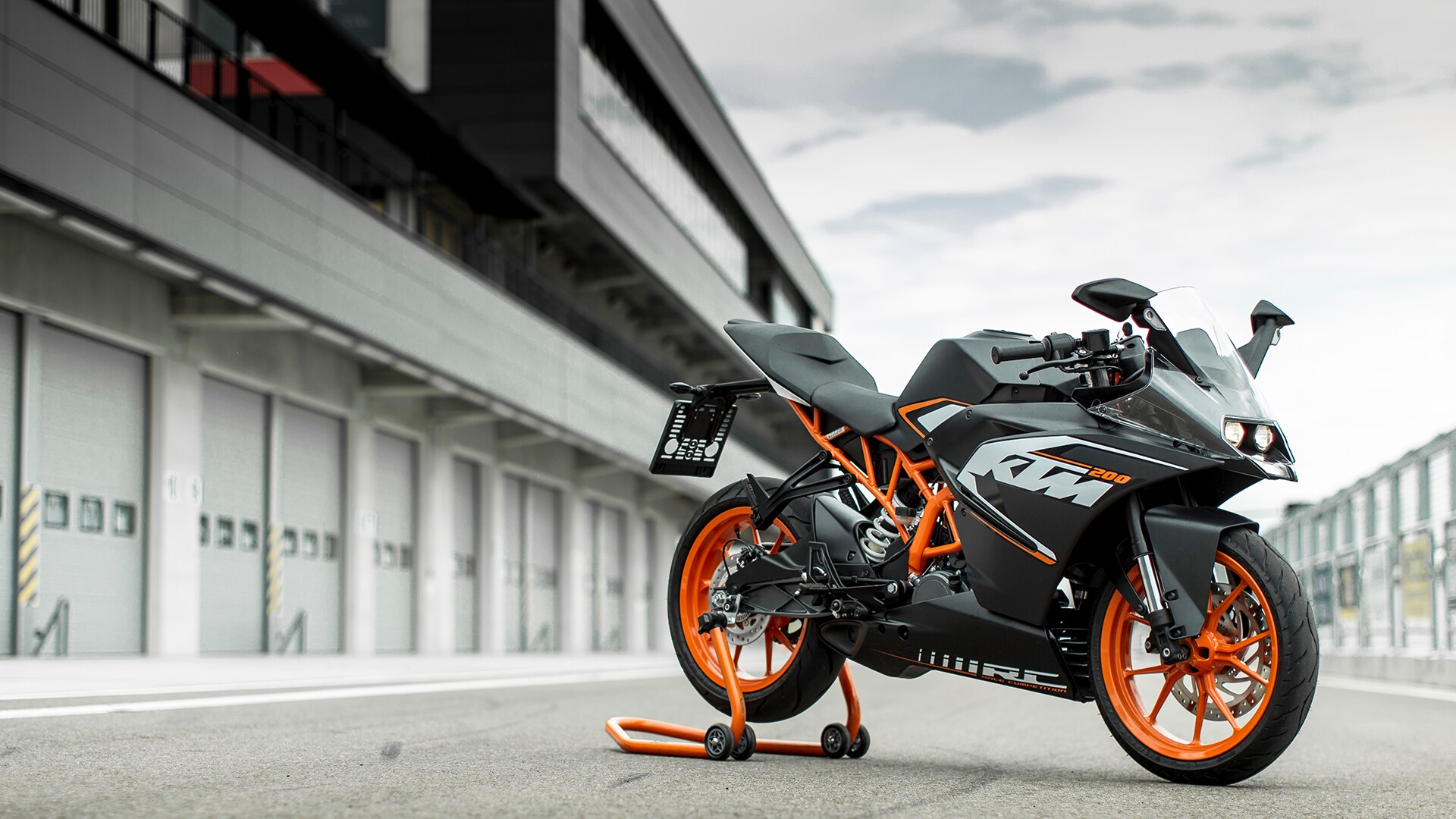 KTM 200 Duke 2013 STD Compare