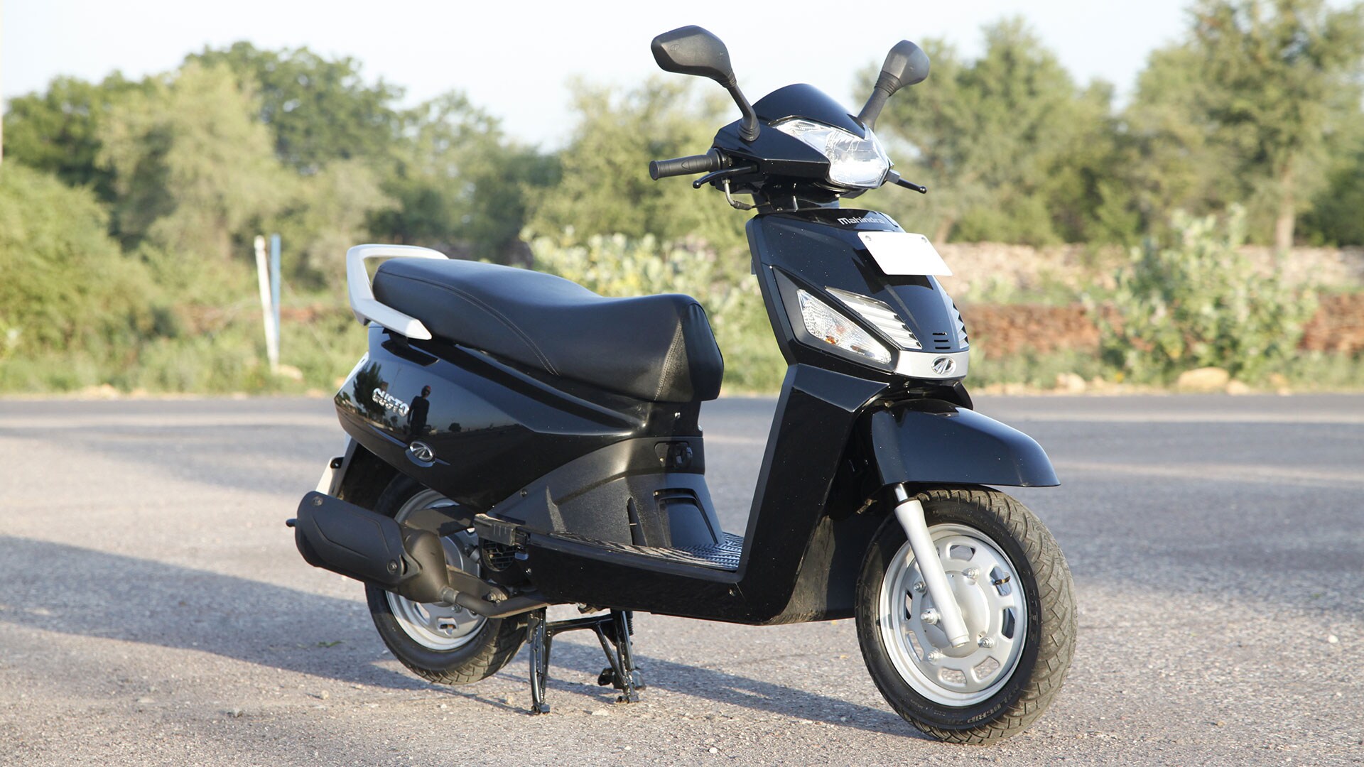 Mahindra Gusto 2014 Exterior