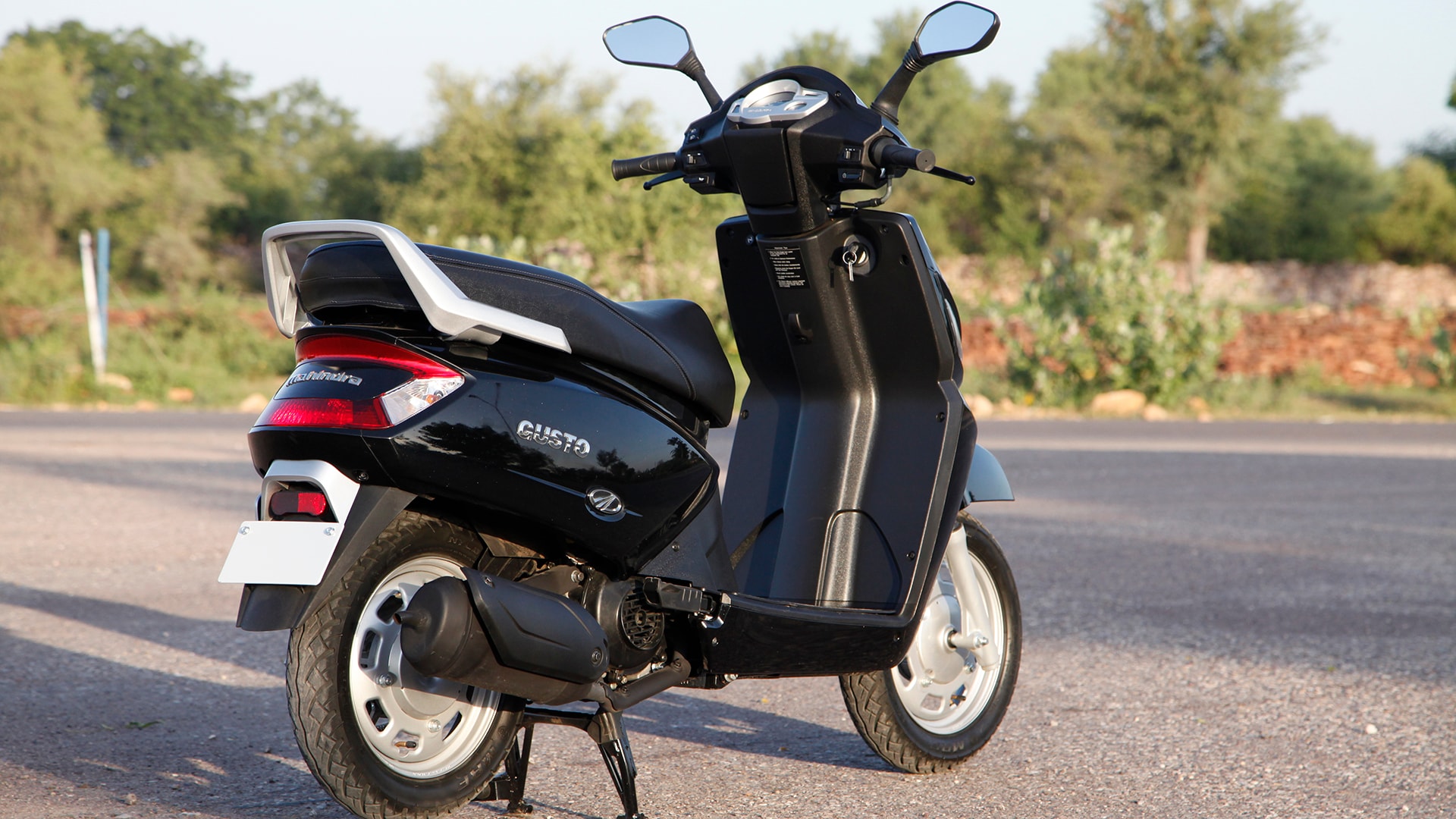 Mahindra Gusto 2014 Exterior