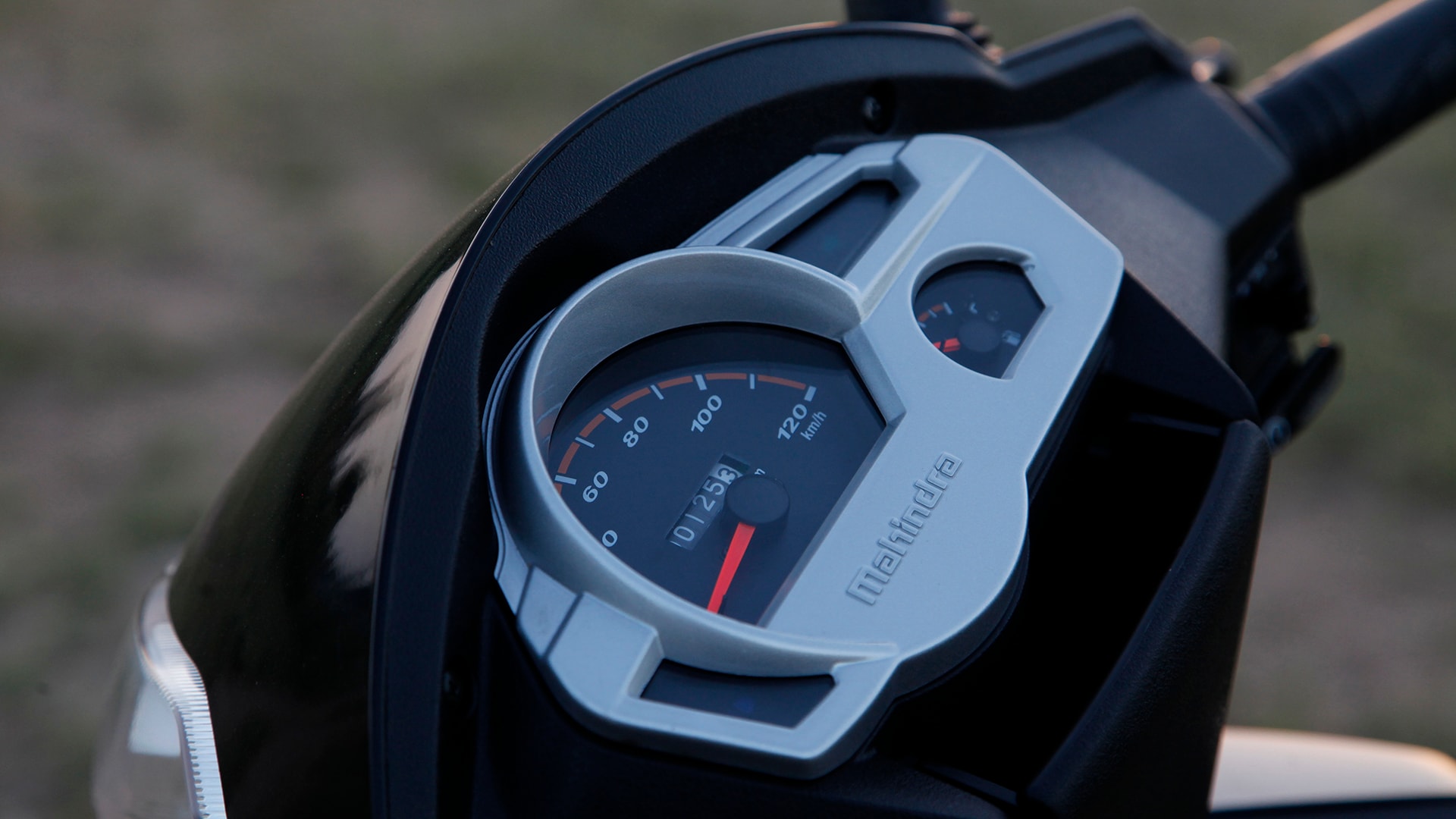 Mahindra Gusto 2014 Exterior