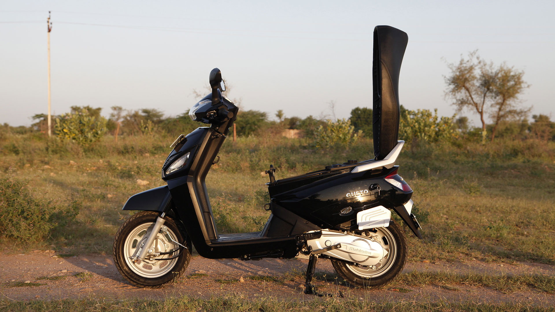 Mahindra Gusto 2014 Exterior