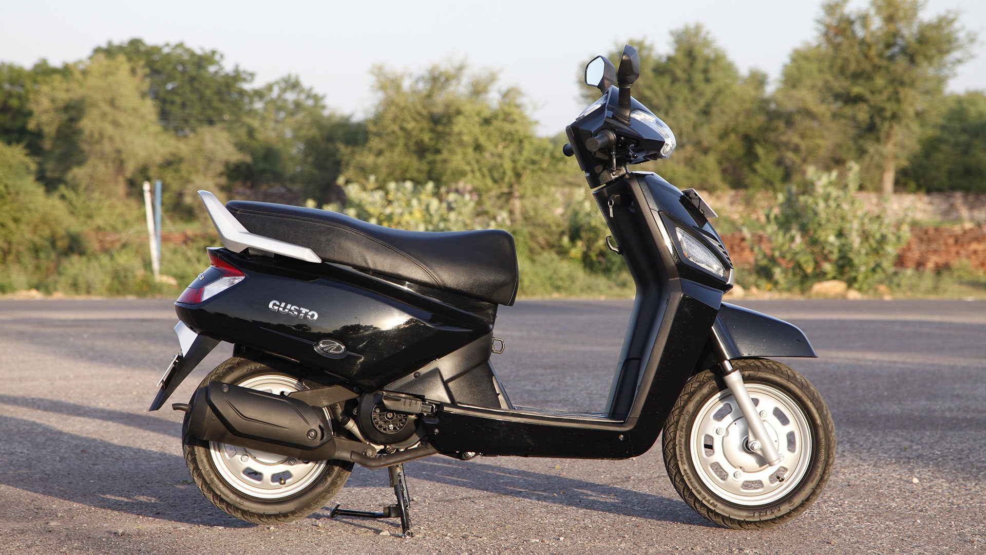 Mahindra Gusto 2014 Exterior