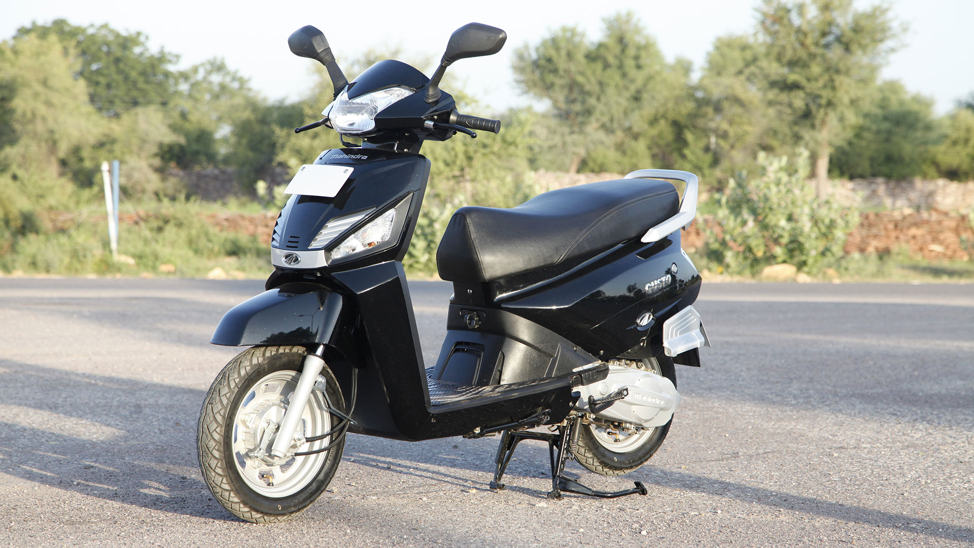 Mahindra Gusto 2014 Exterior