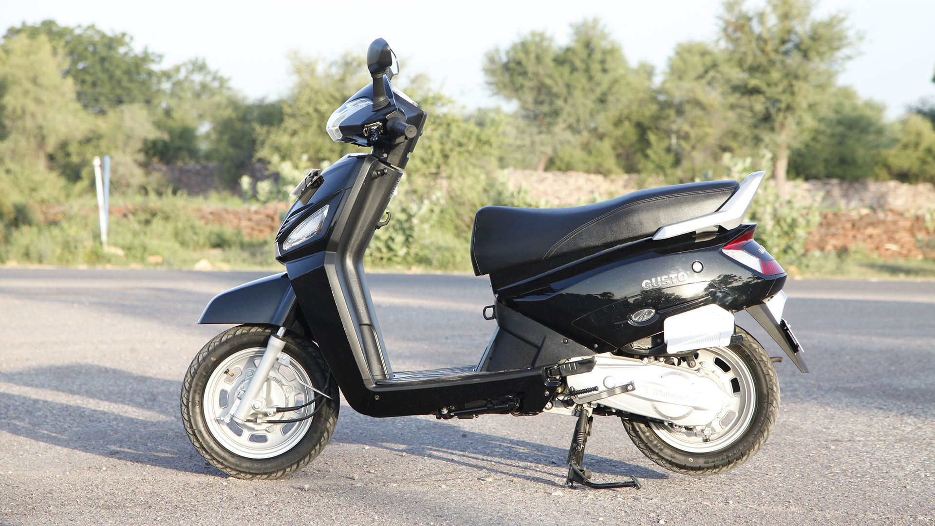 Mahindra Gusto 2014 Exterior