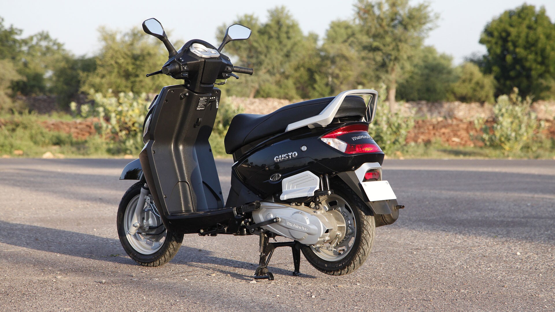 Mahindra Gusto 2014 Exterior