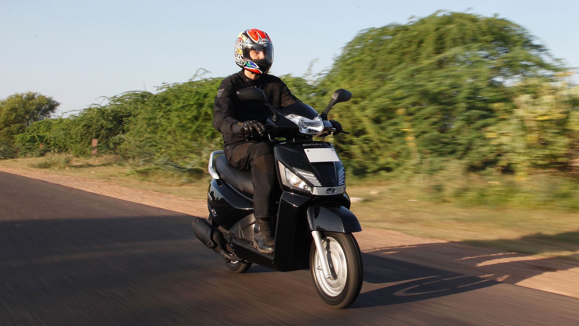 Mahindra Gusto 2014 Exterior