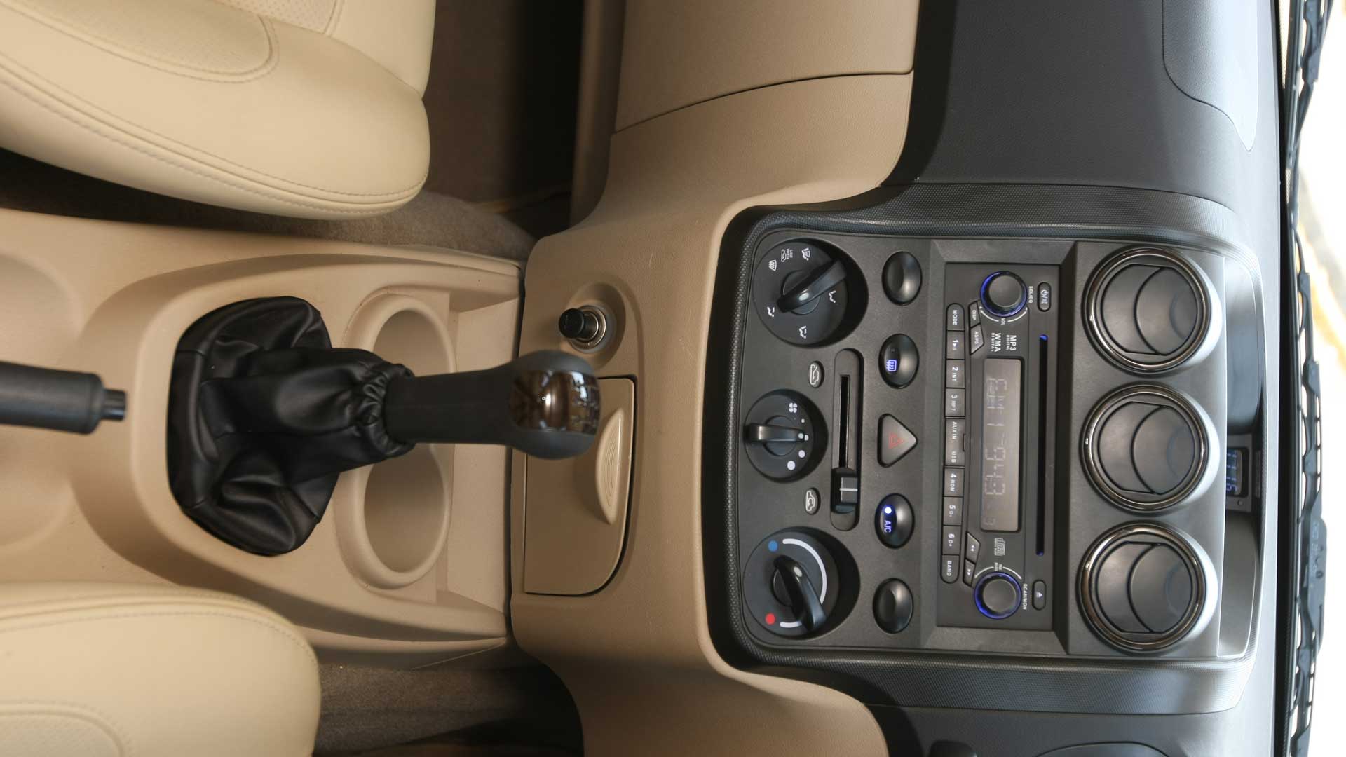chevrolet-enjoy-2013 Interior