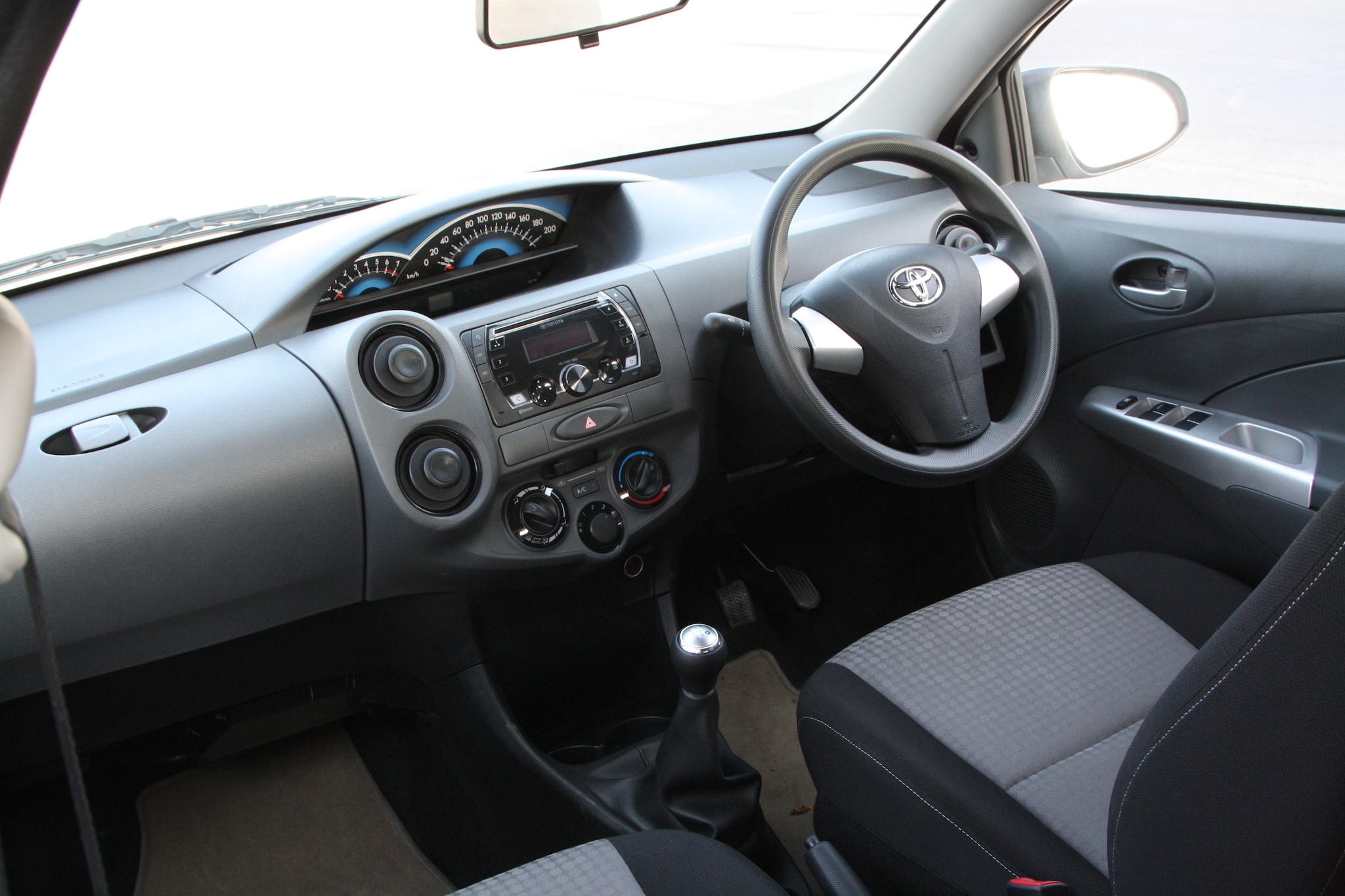 Toyota-etios-liva-2014 Interior