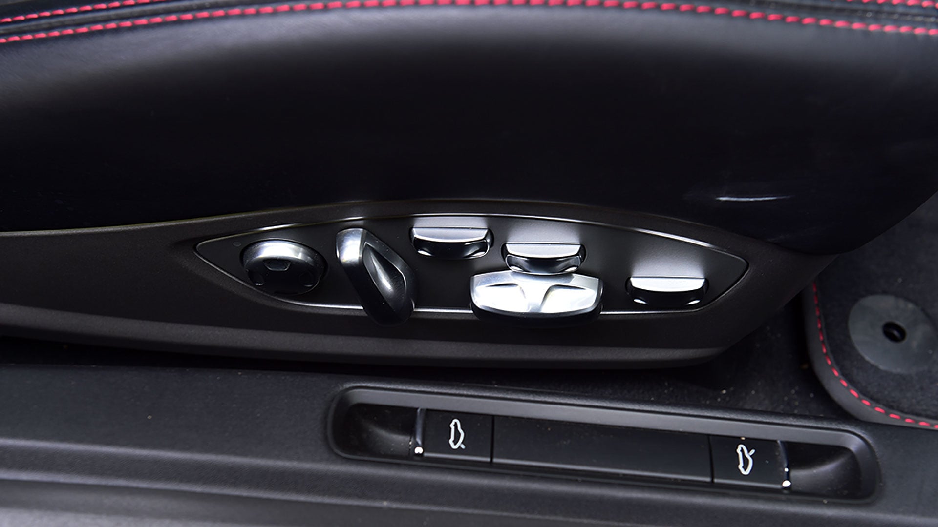 Porsche-cayman-2015-GTS Interior