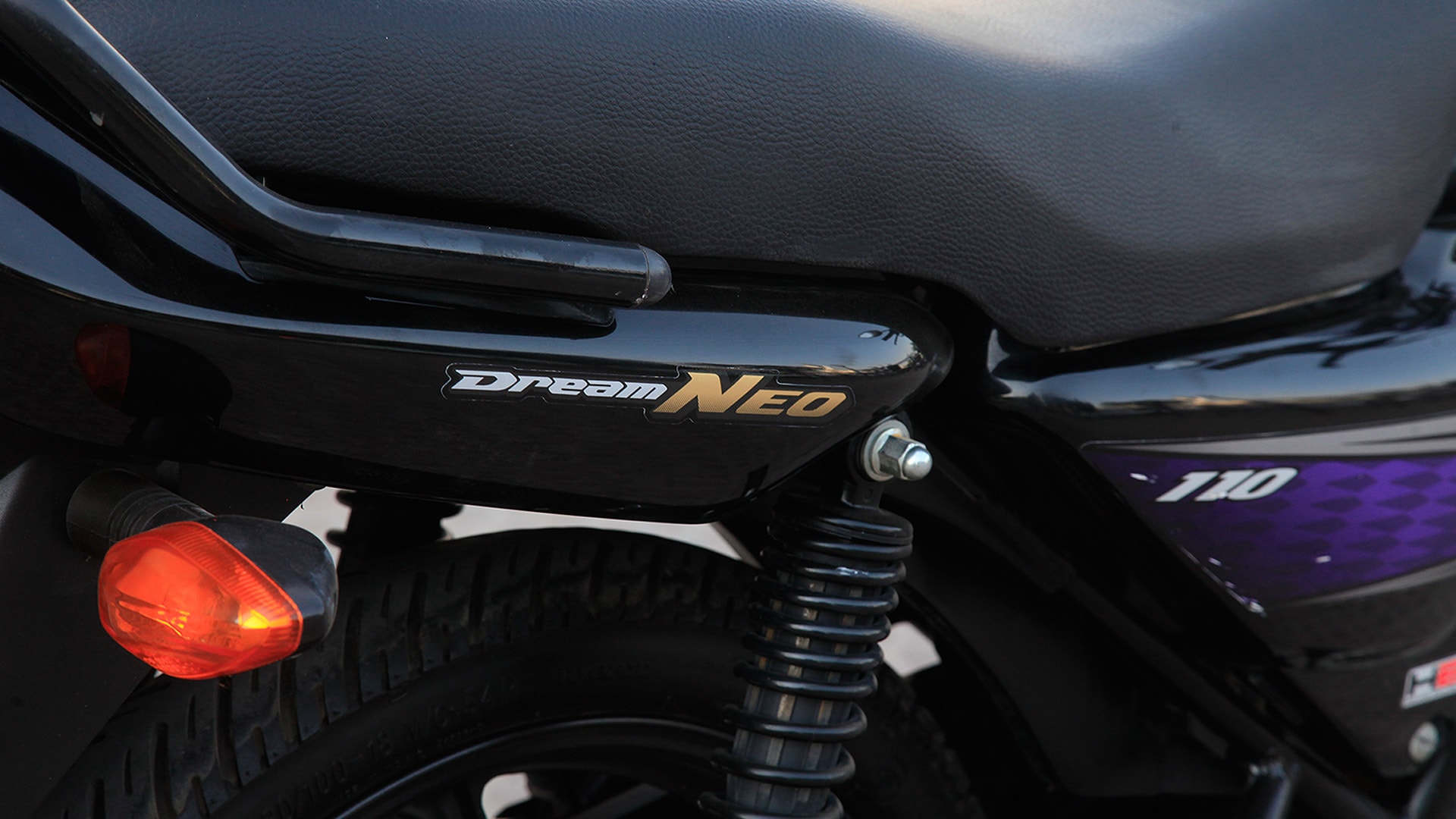 Honda Dream Neo 2015 Exterior