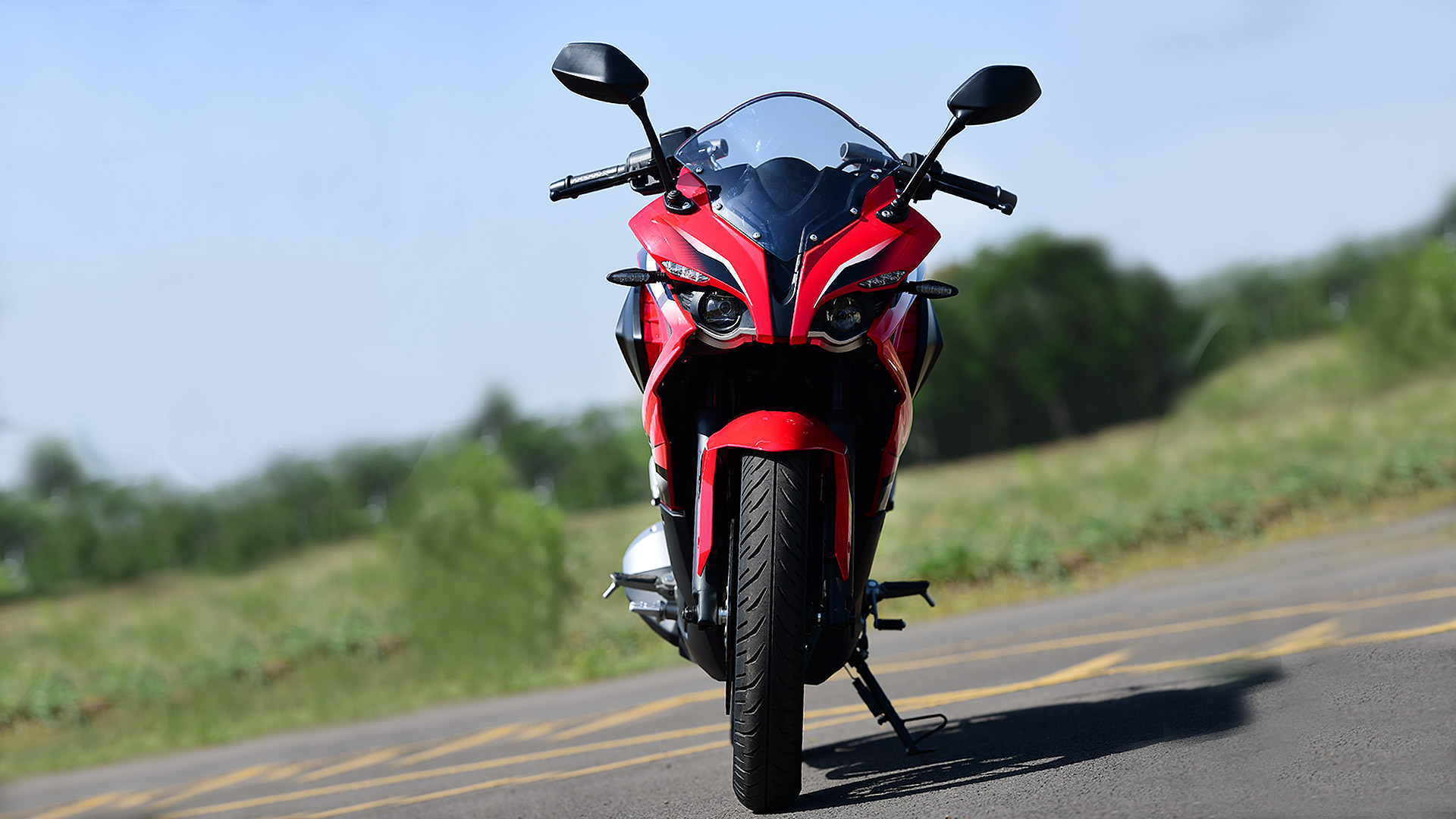 Bajaj Pulsar RS 200 2015 ABS Compare