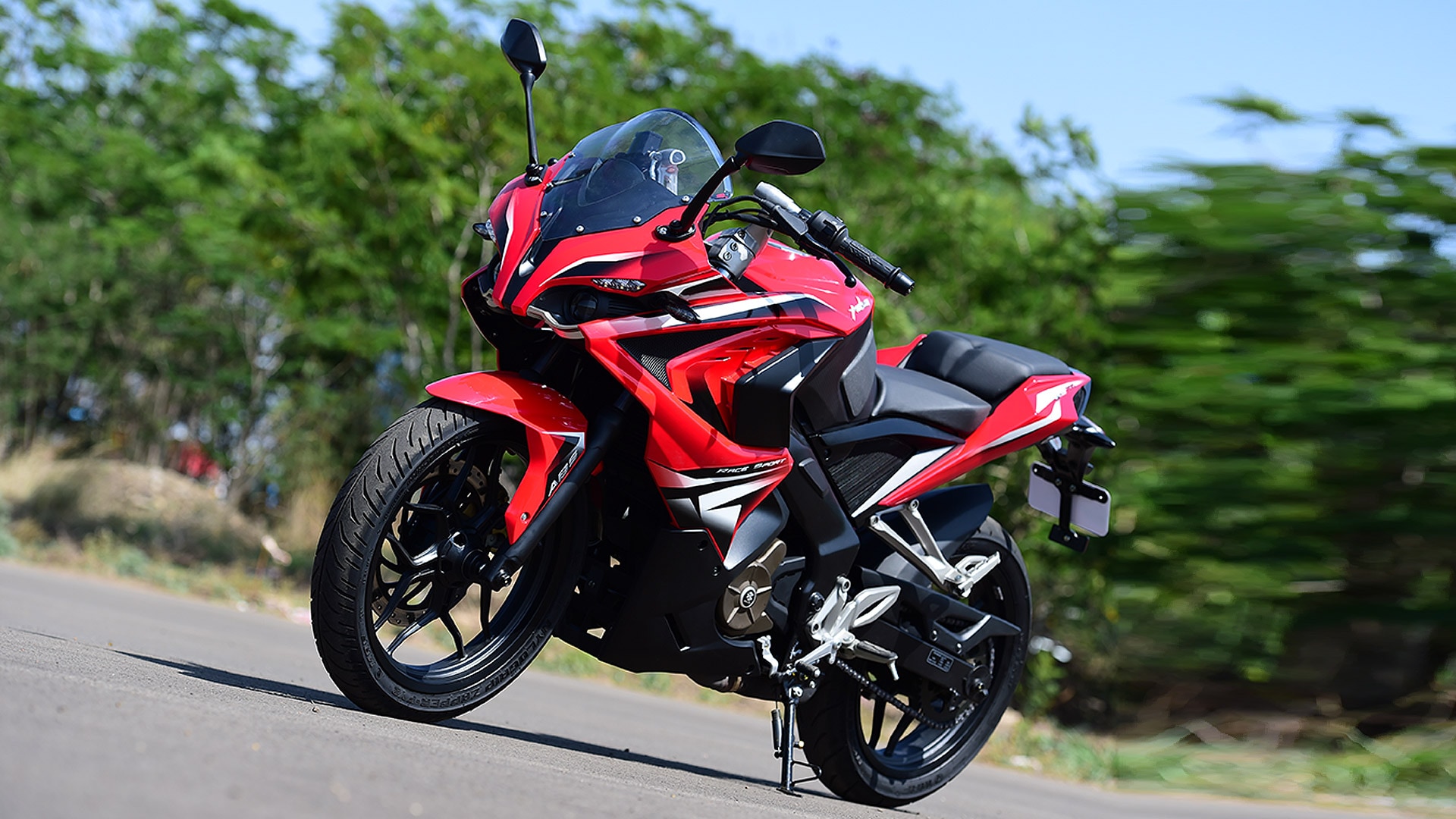 Bajaj Pulsar RS 200 2015 ABS Compare