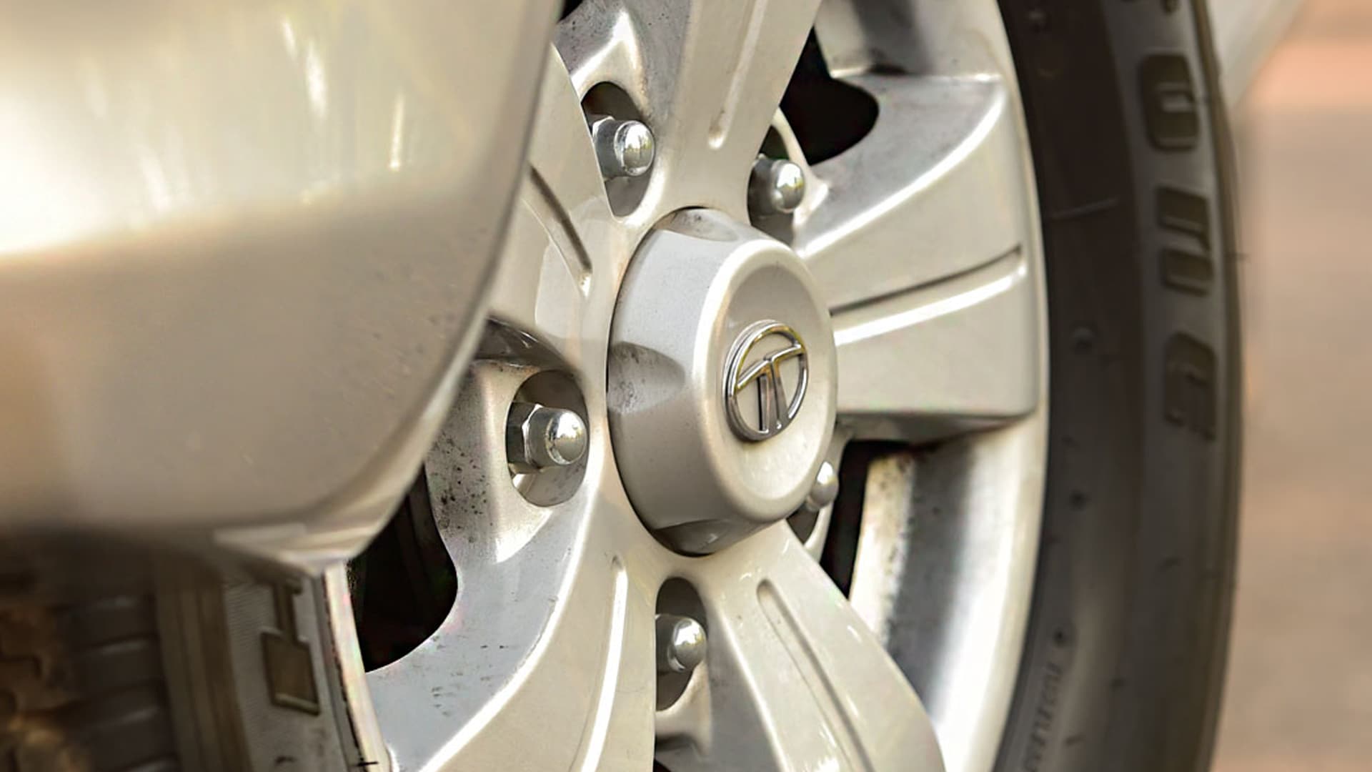 Tata Safari Storme 2016 VX BS4 4x4 Exterior