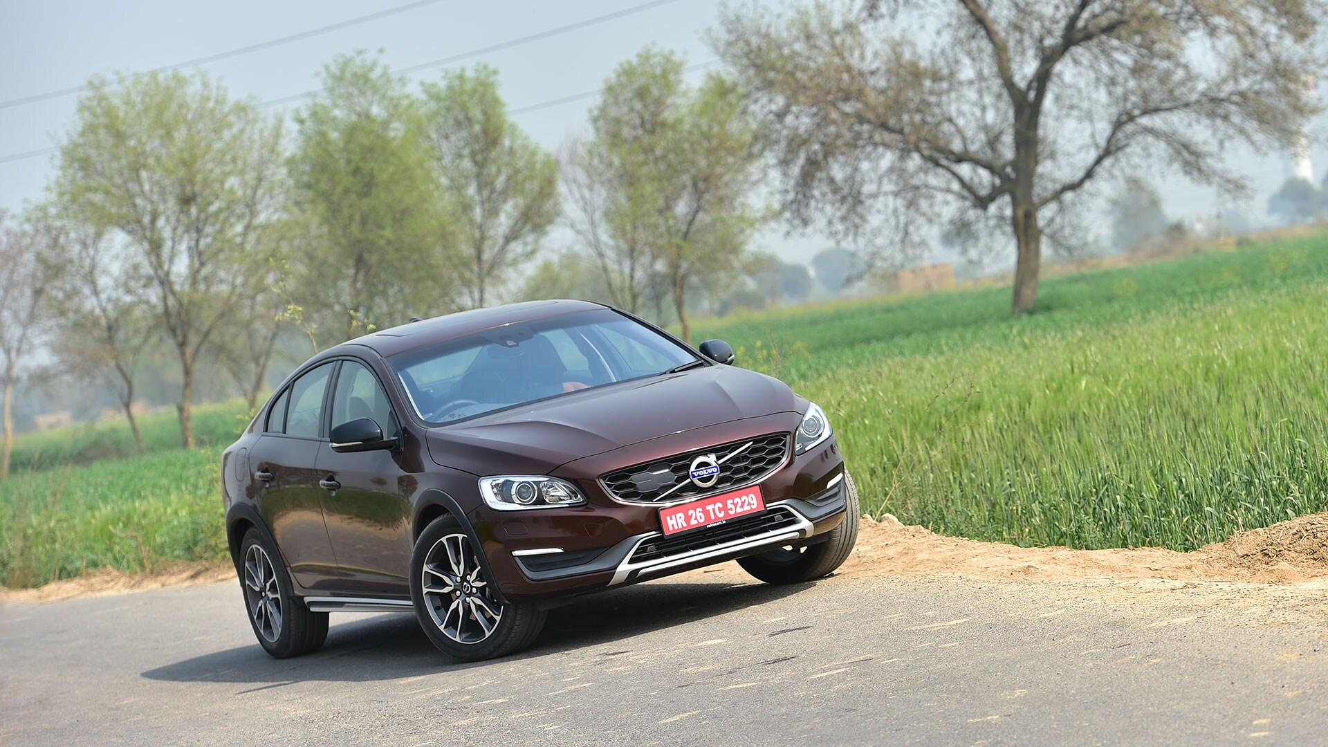 Volvo S60 Cross Country 2016 Inscription Compare