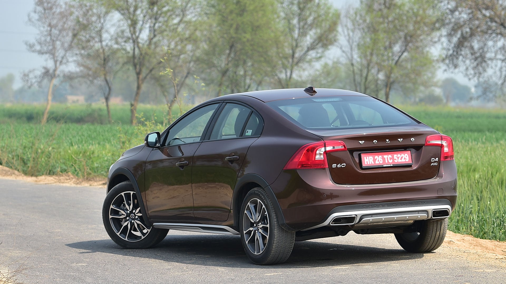 Volvo S60 Cross Country 2016 Inscription Compare