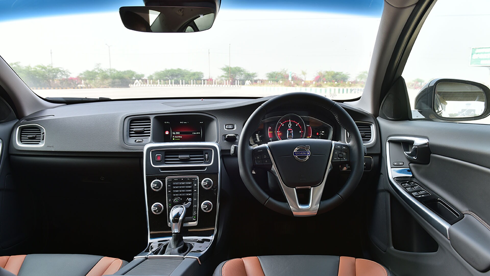 Volvo S60 Cross Country 2016 Inscription Compare