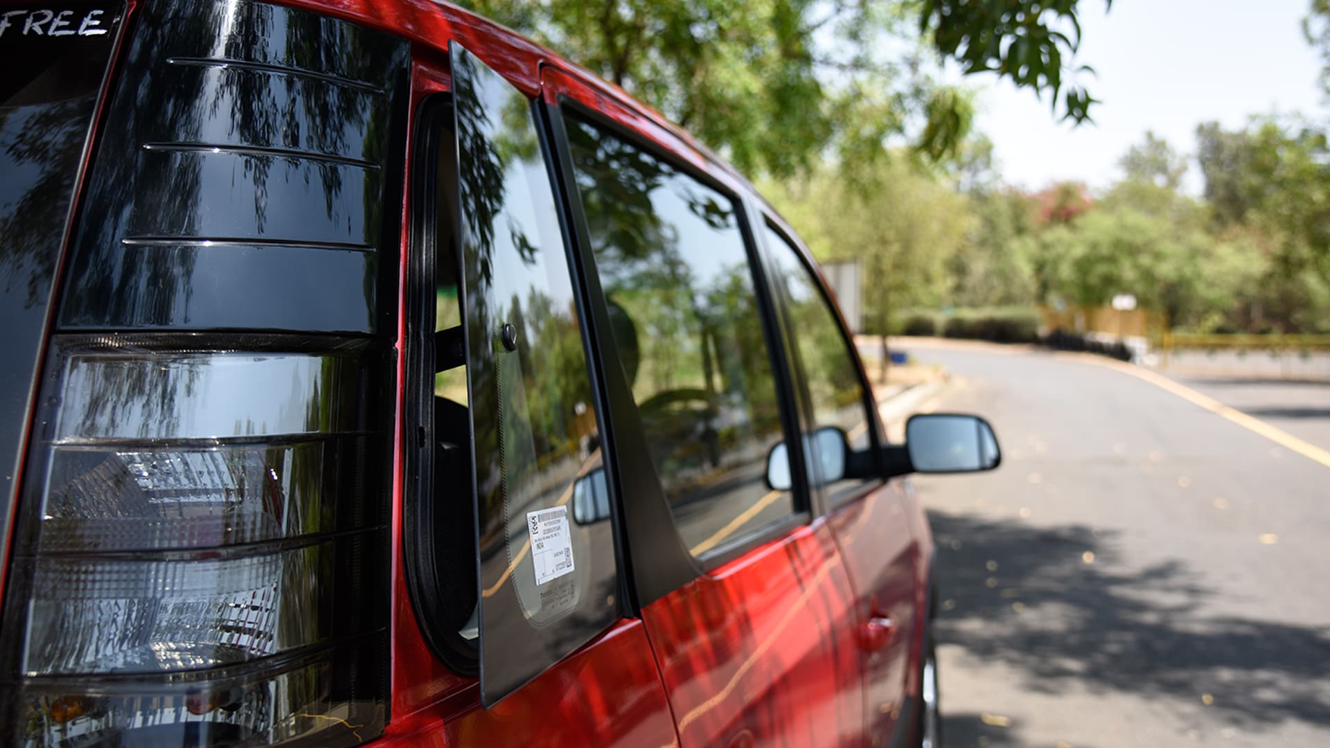 Mahindra Nuvosport 2016 N8 Exterior