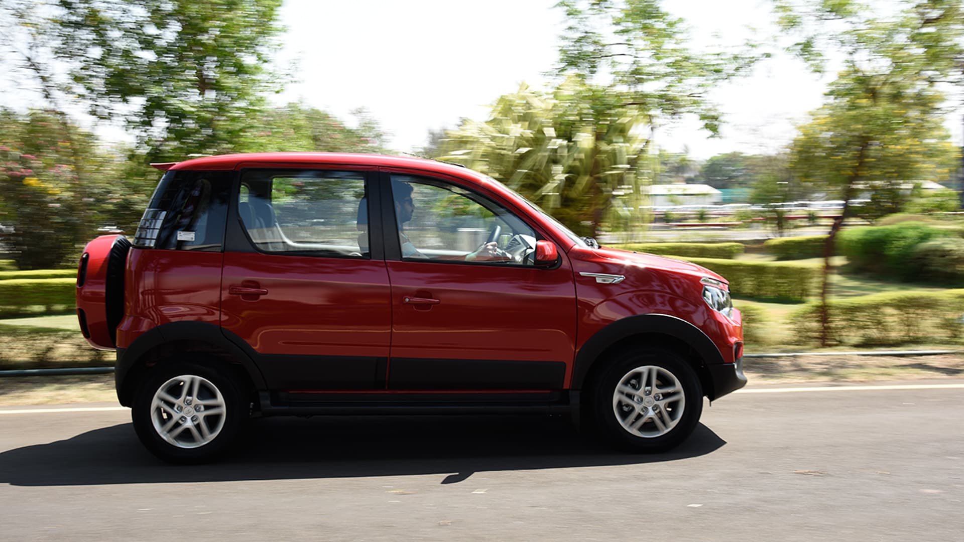 Mahindra Nuvosport 2016 N8 Exterior
